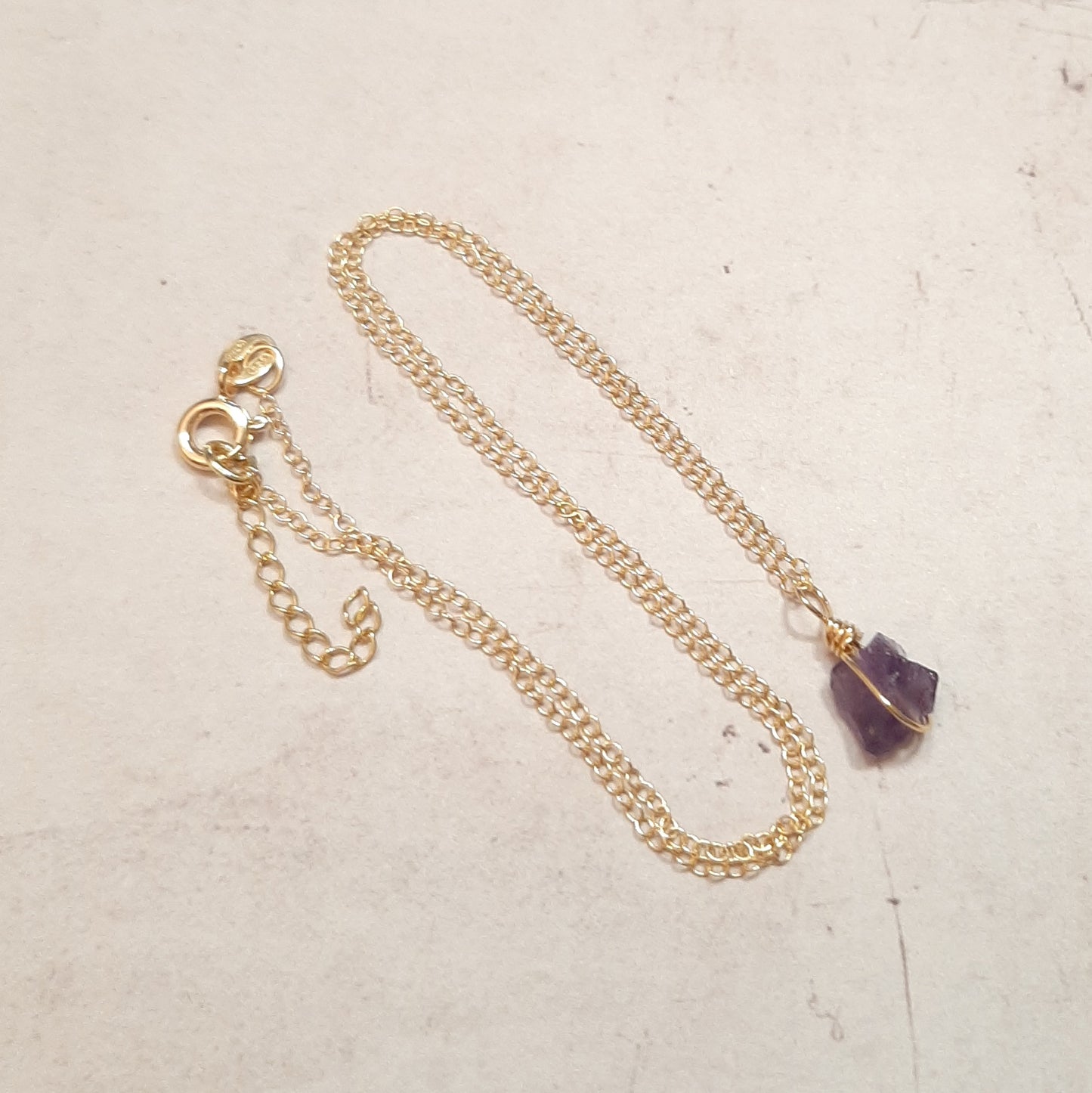 Collier court en argent doré et améthyste, cristal naturel brut .
Je m'engage à utiliser des matériaux éthiques, tels que l'argent 925 doré, issu de sources responsables. En choisissant ce collier, vous soutenez un artisanat durable, fait main dans le Loiret, tout en ajoutant une touche chic et minimaliste à votre collection.