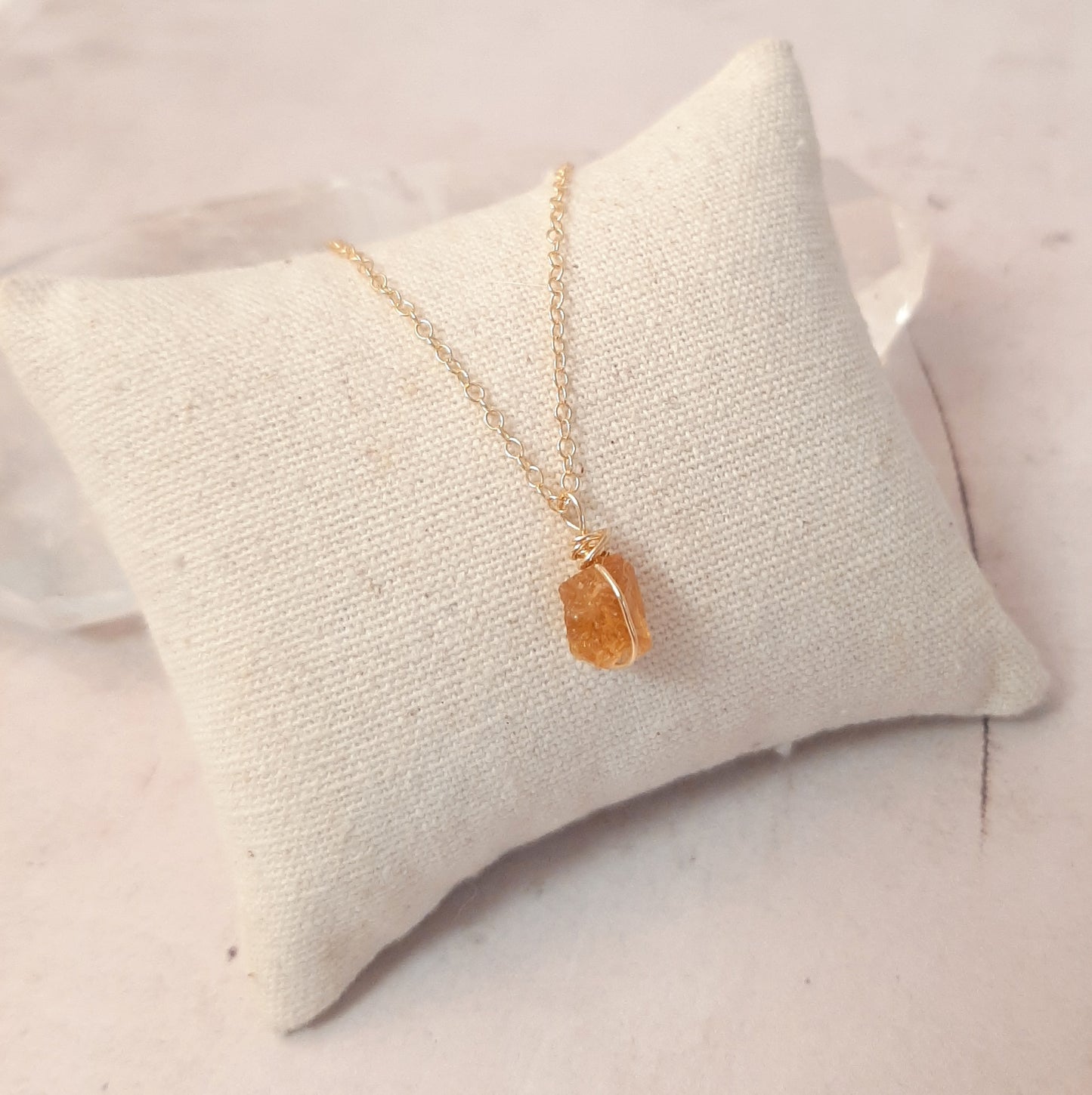 Collier minimaliste en argent doré avec citrine brute, cristal naturel