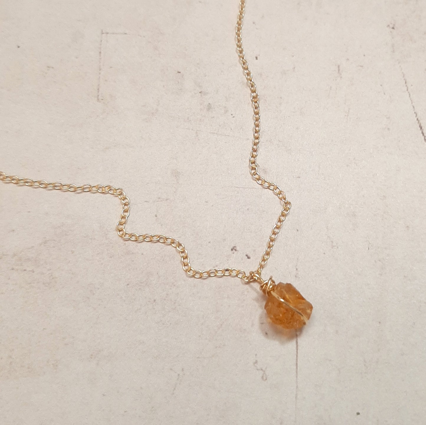 Collier en argent doré et citrine brute, symbole de joie et d’abondance