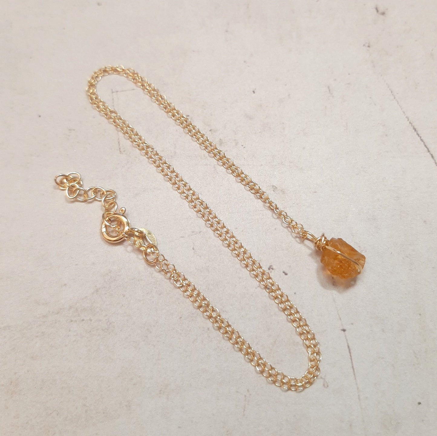 Collier ras du cou en argent doré et citrine brute, symbole de joie et d’abondance