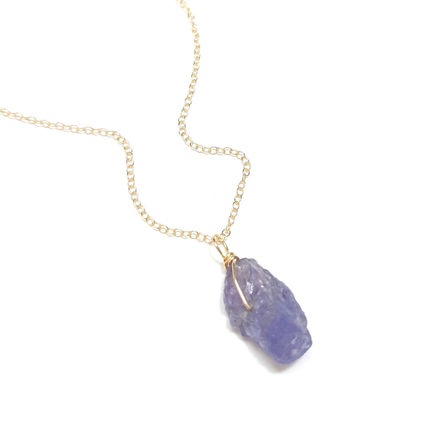 Vue rapprochée des pierres brutes de tanzanite, mettant en valeur leur couleur bleu-violet.