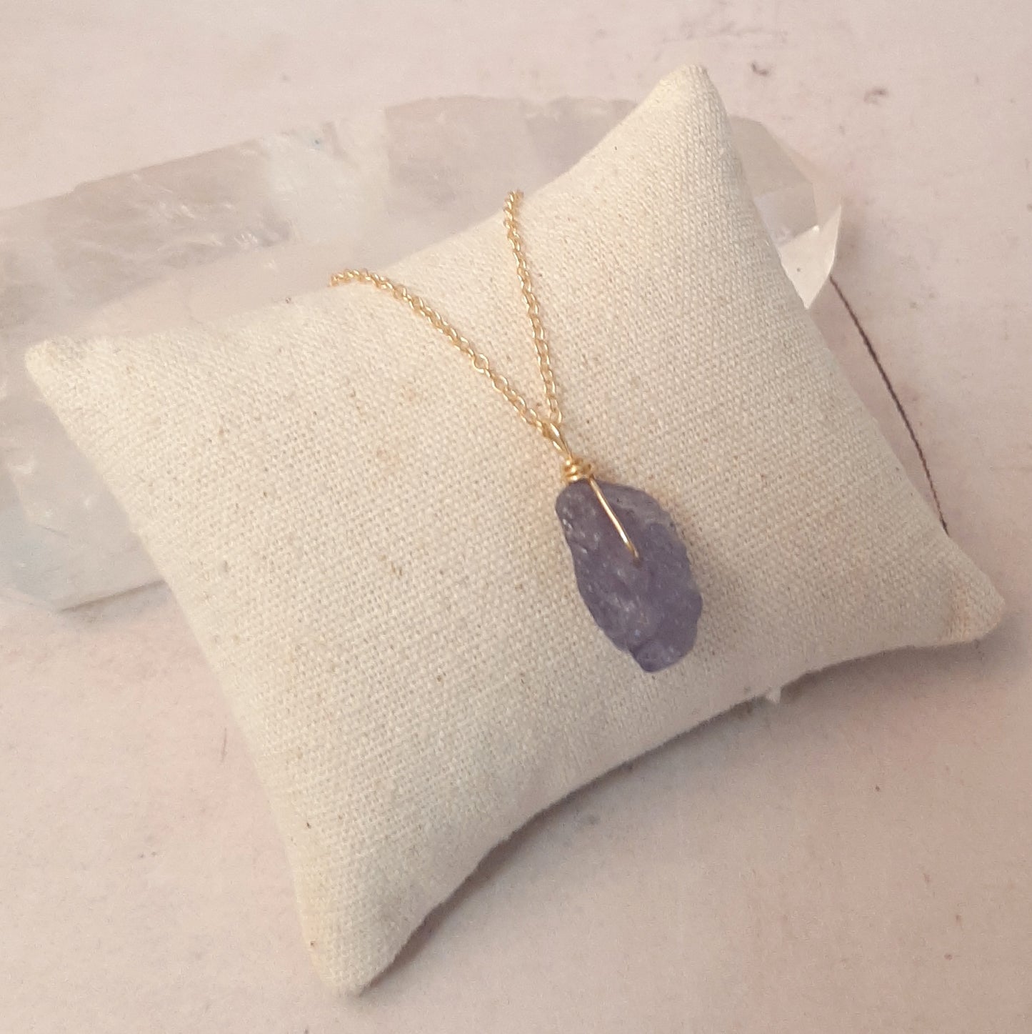 Collier fait main avec un pendentif en tanzanite brute, pièce unique en argent doré