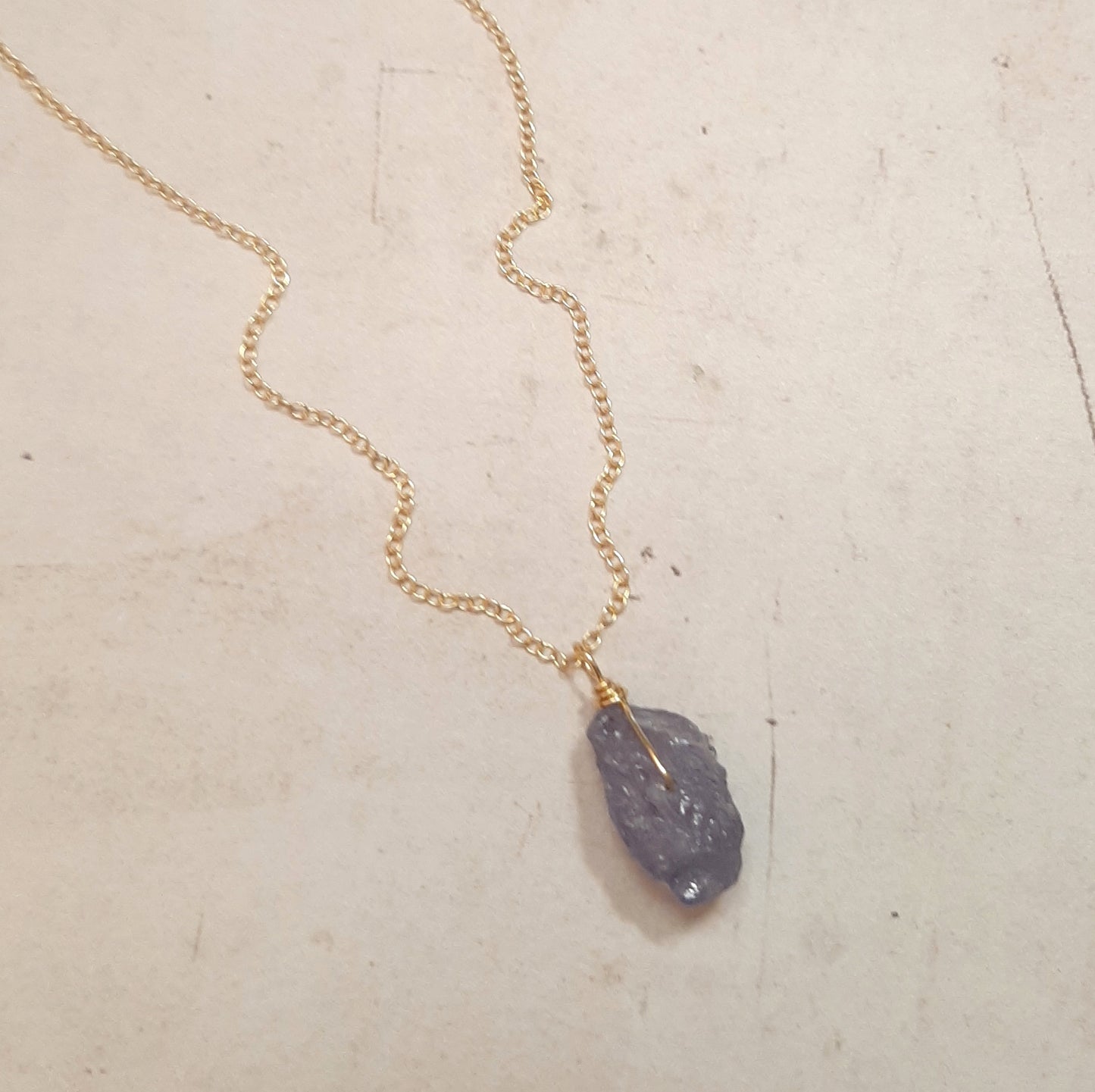 Collier court, chaine en argent 925 doré avec pierres brutes de tanzanite