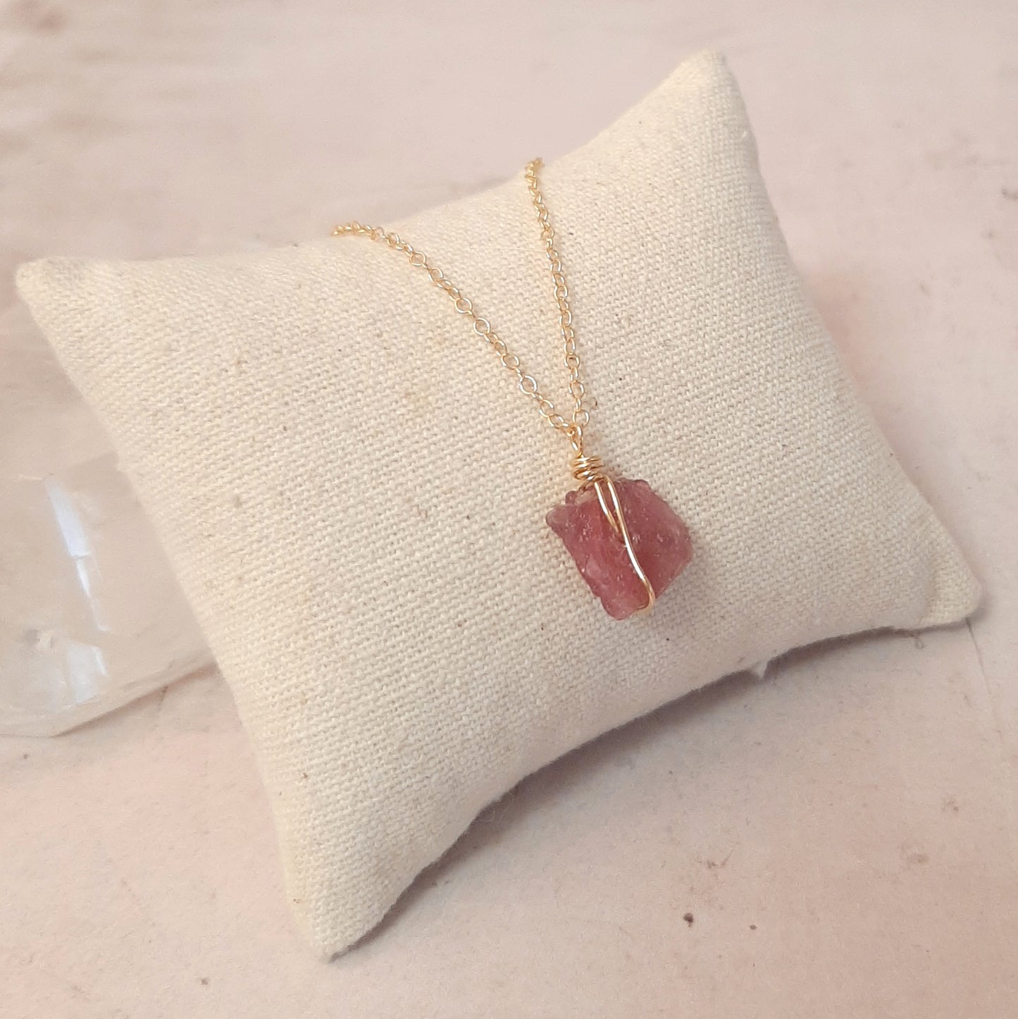Collier court en argent doré avec tourmaline rose brute, cristal naturel et éthique.