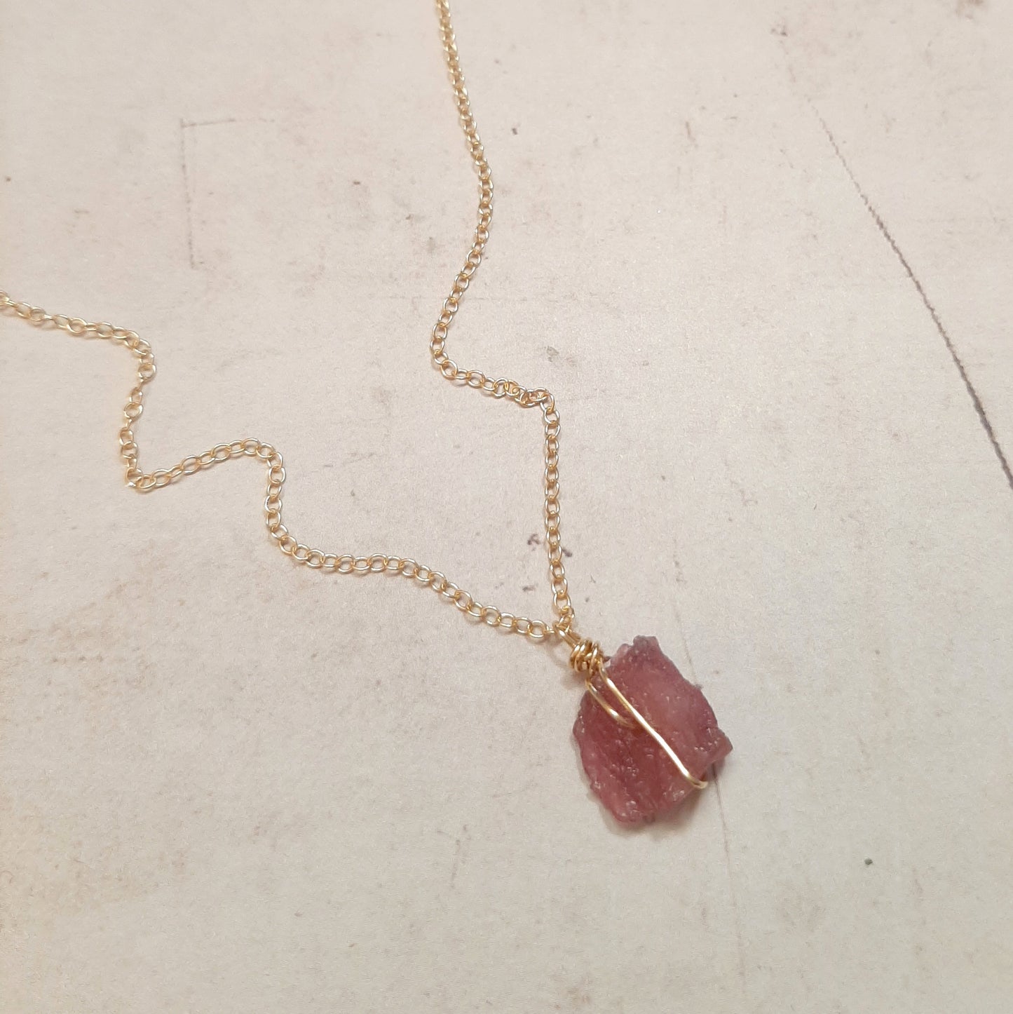 Collier chaine en argent doré avec tourmaline rose brute, cristal naturel et éthique