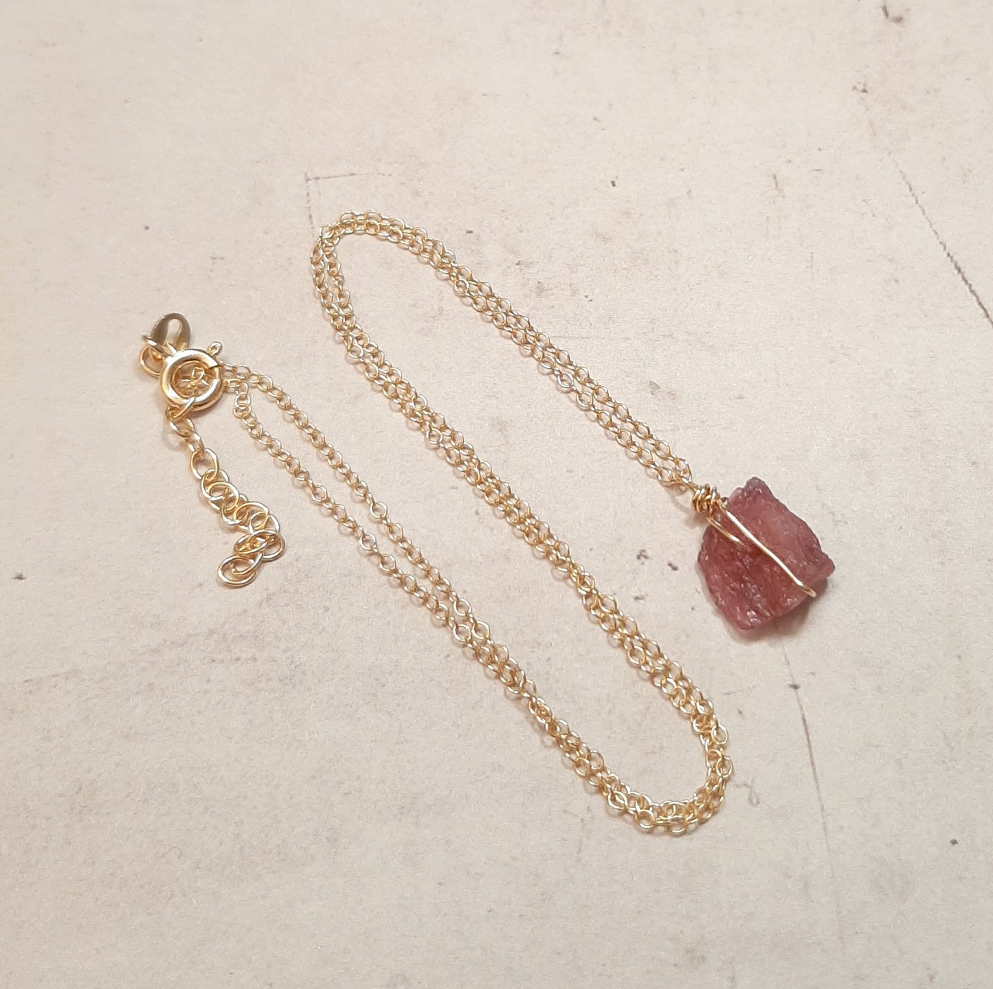 Collier tourmaline rose brute en argent doré, pour un style naturel et bohème