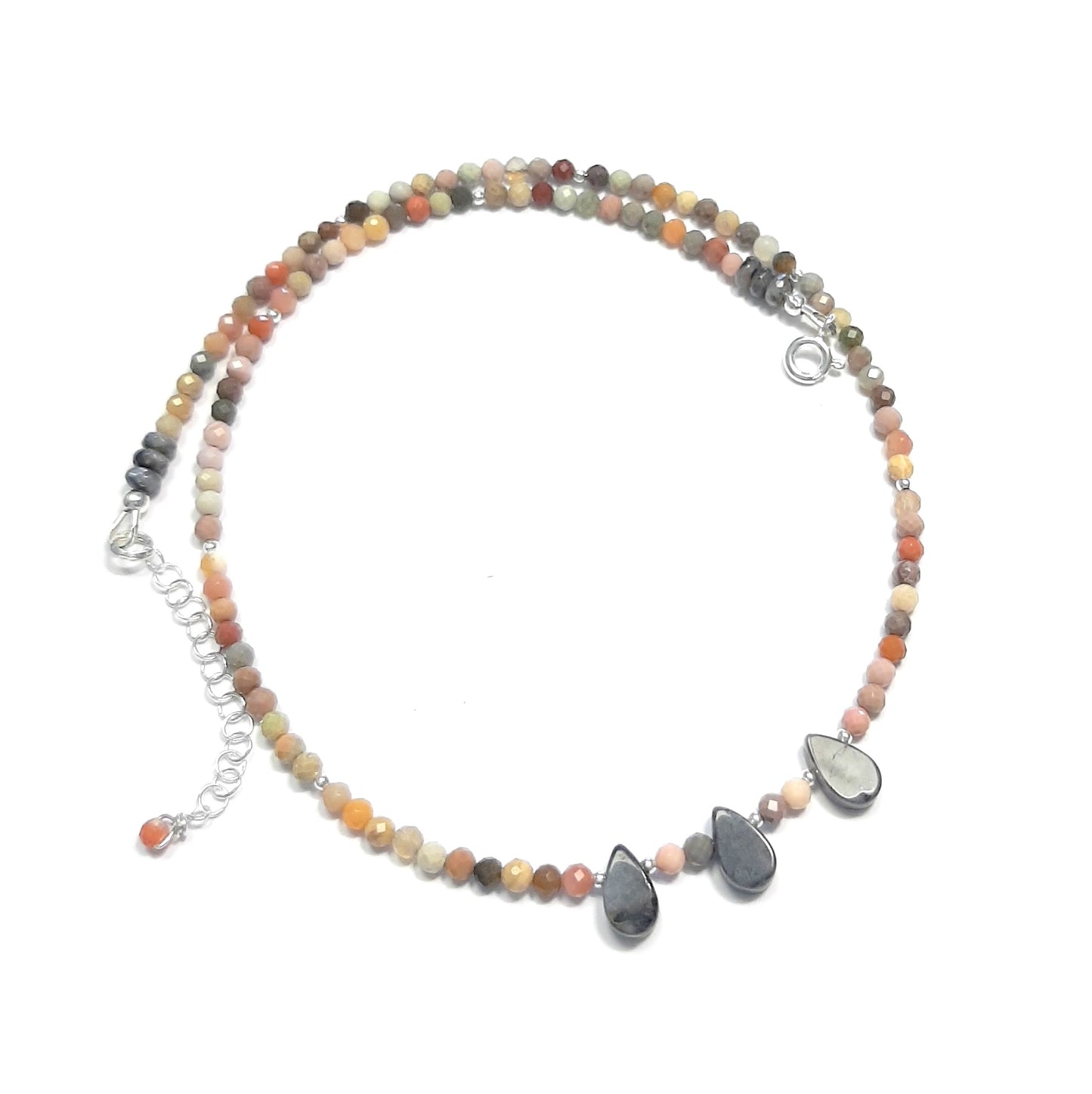 Collier en Jaspe Polychrome, pierre d'ancrage et de protection qui favorise l'équilibre et l'harmonie des énergies.