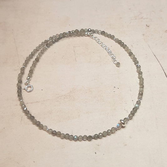 Collier minimaliste en labradorite et argent 925 . Fabriqué à la main dans mon atelier à Épieds-en-Beauce (Loiret).