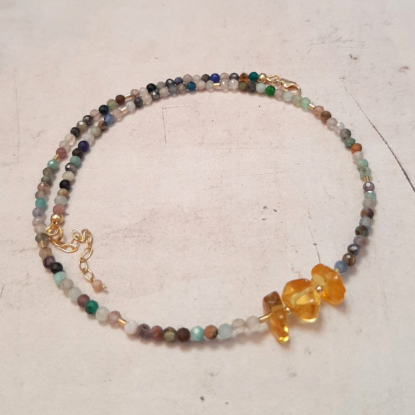 Collier très lumineux en argent 925 et pierres naturelles diverses: cristal de roche, cornaline, agates, aventurine, amazonite, sodalite et améthyste... au centre 3 pierres baroques d’ambre