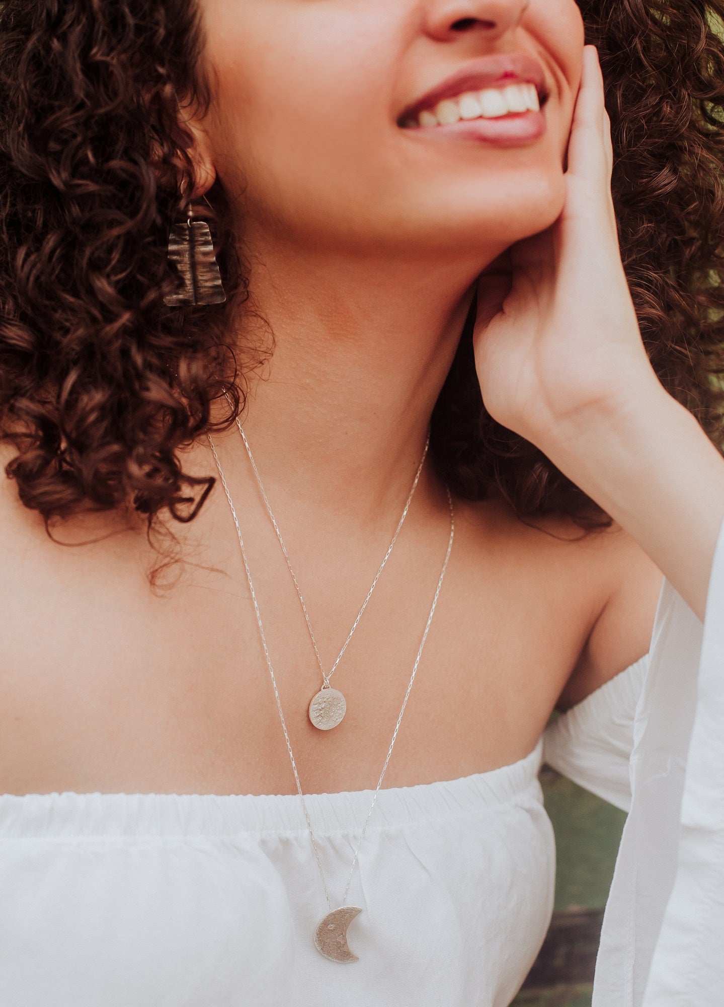 Collier fait main avec un pendentif en forme de lune en argent massif réticulé. Bijoux responsables.
bijoux symboliques en argent, cadeaux éthiques en argent massif, colliers artisanaux pleine lune