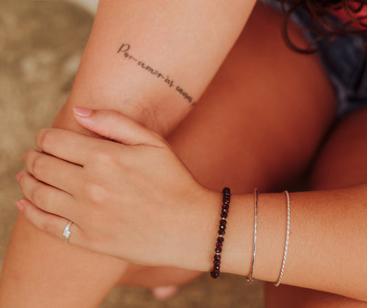 Deux bracelets, deux textures : le martelé pour capturer la lumière, le torsadé pour évoquer le mouvement. Ces joncs en argent massif 925 sont une promesse de beauté intemporelle, à porter au quotidien.