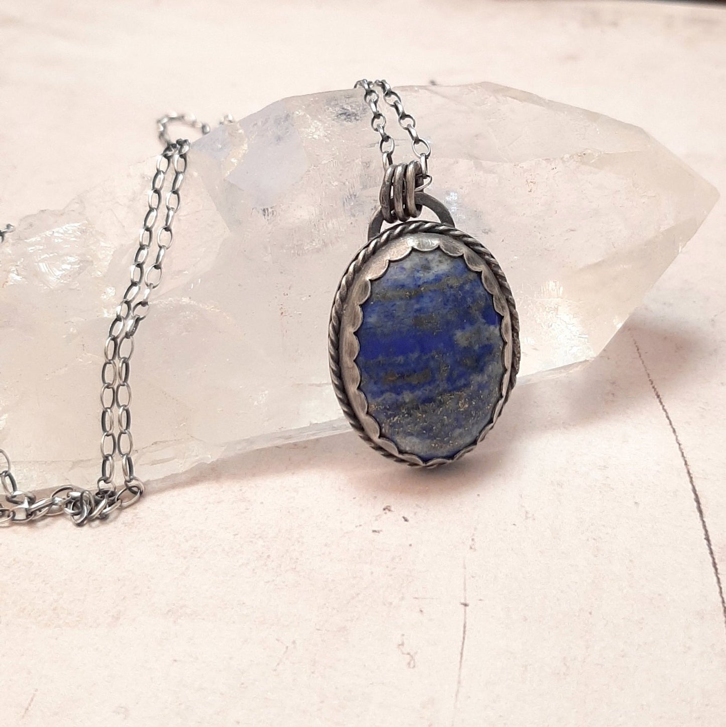 Sautoir ethnique confectionné avec de l'argent massif recyclé, orné d'un lapis-lazuli aux nuances envoûtantes,