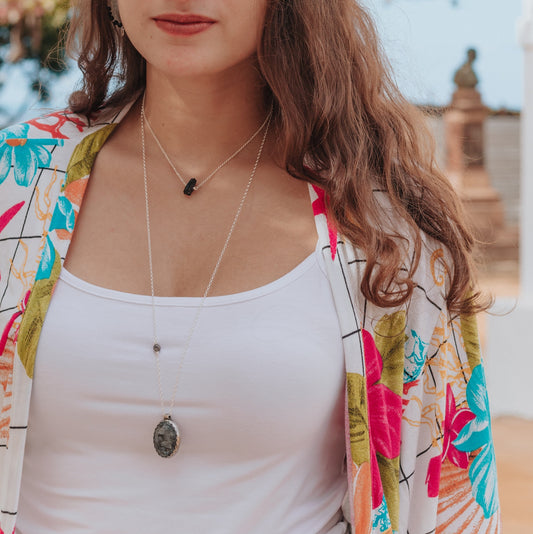 Puissant et protecteur, ce sautoir en labradorite noire sublime votre énergie tout en affirmant votre style ethnique .