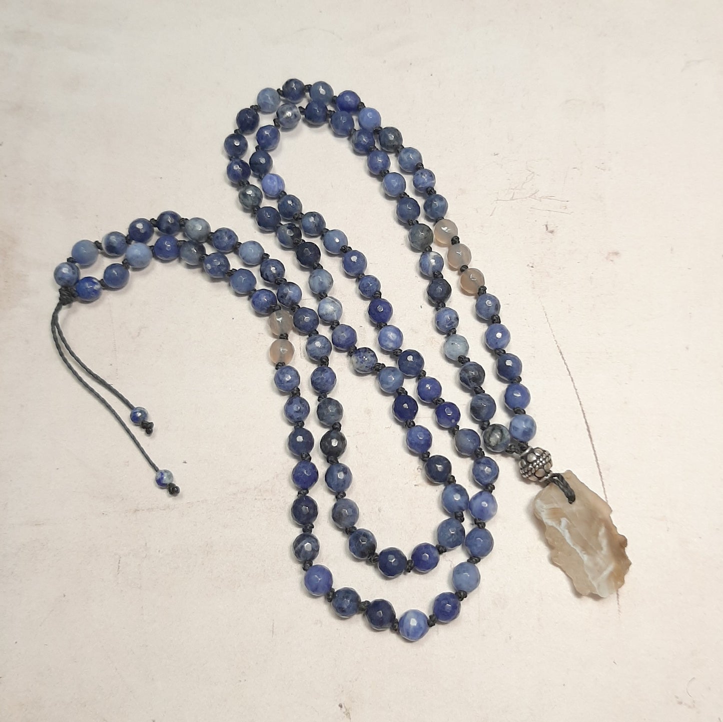 Mala 108 perles en sodalite et agate naturelles – vue détaillée des pierres