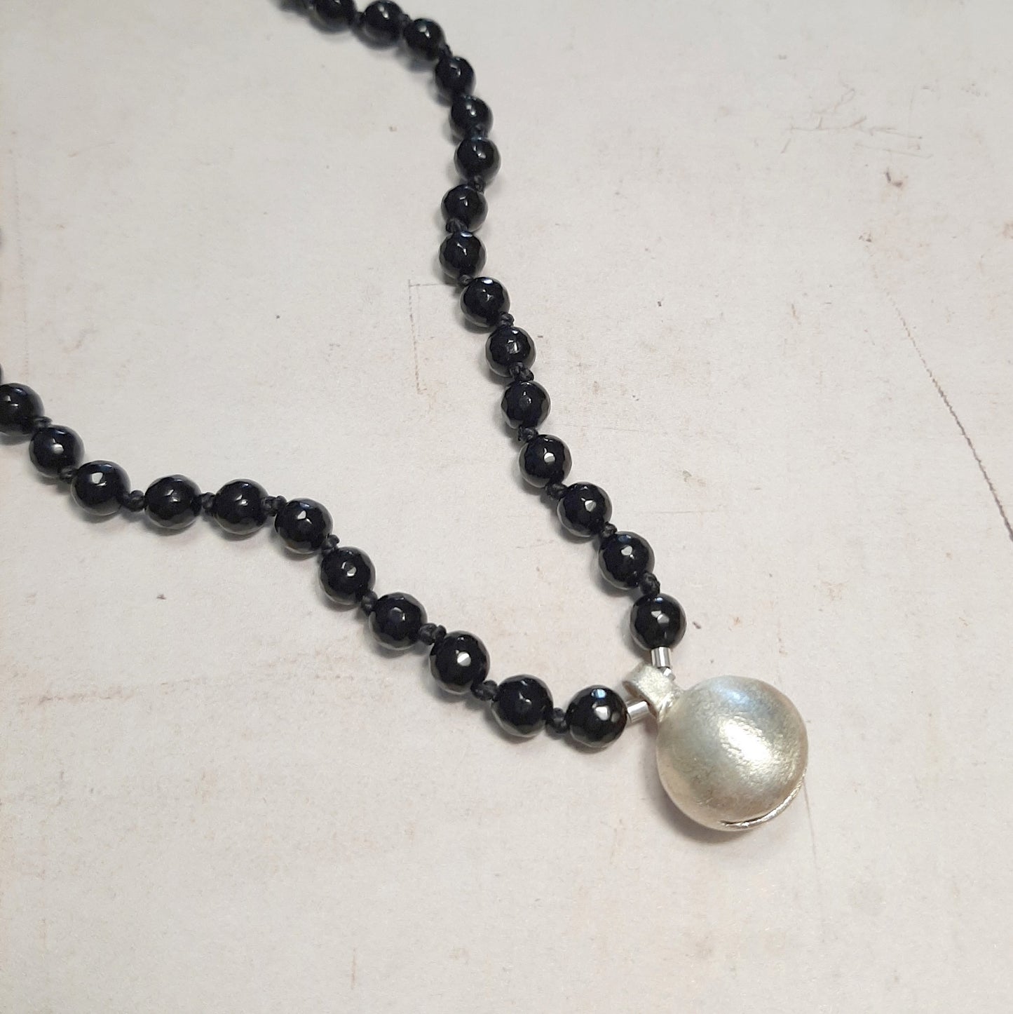 Bijou spirituel mala onyx et appeleur d’anges, symbole de protection. chapelet bouddhiste.