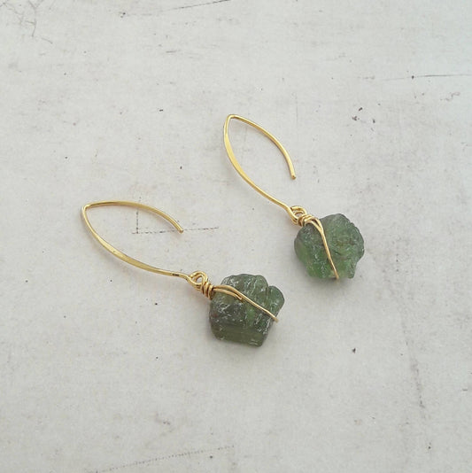Boucles d'oreilles en argent 925 doré avec une pierre brute de grenat vert