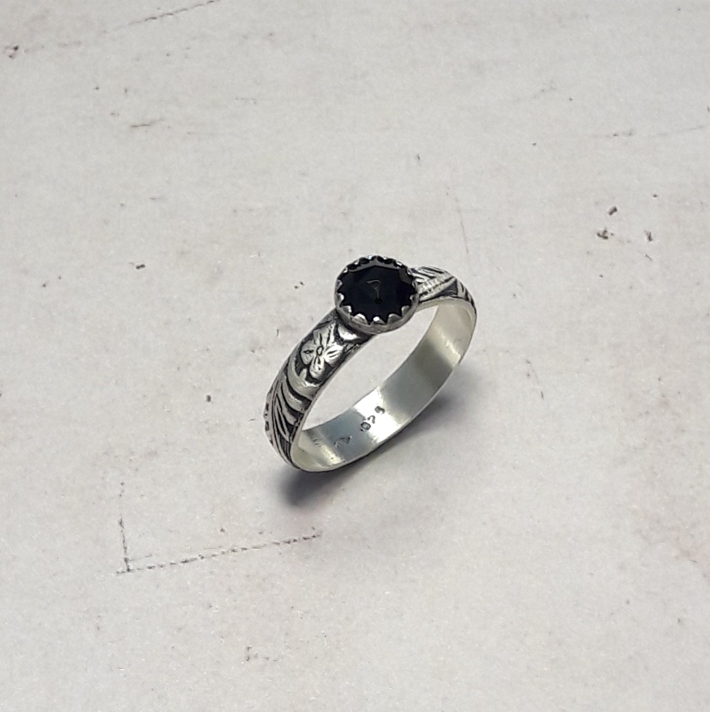 bague en argent 925 avec motifs de fleur et une pierre d'onyx