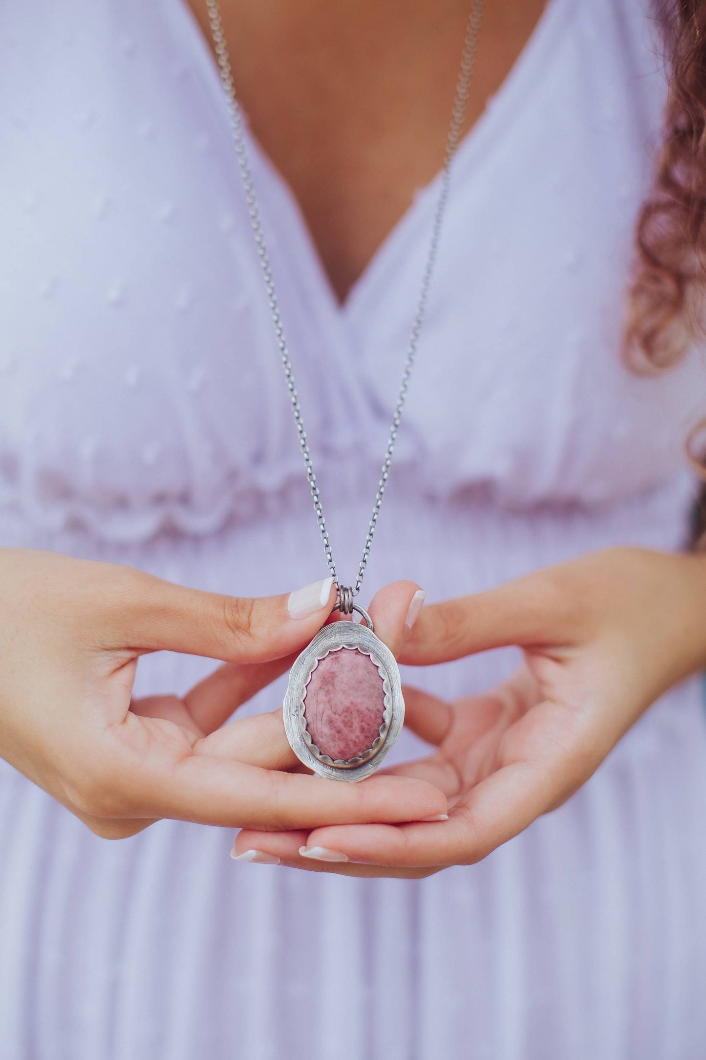 Collier long en argent massif patiné avec un gros pendentif en pierre de rhodonite