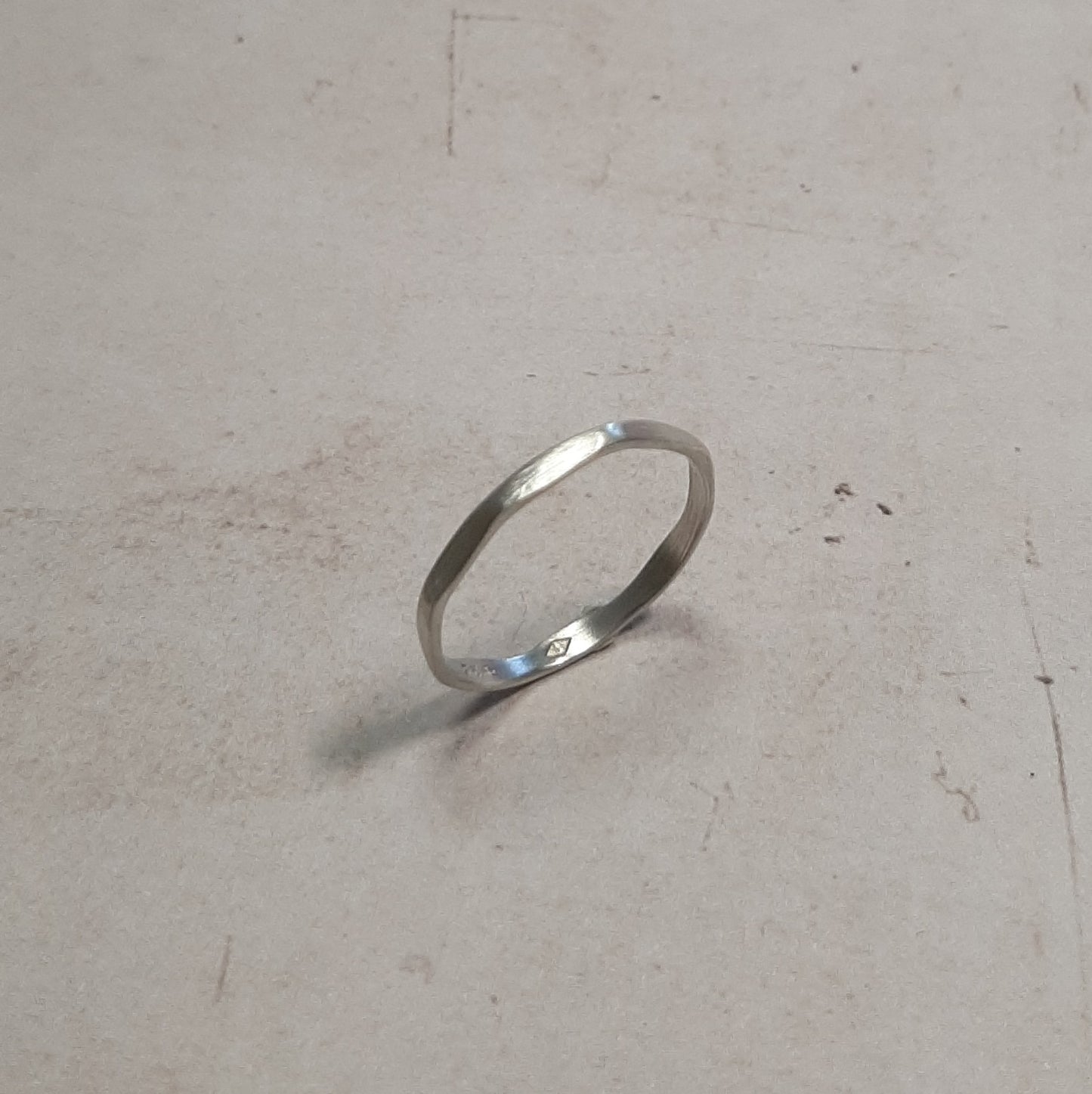 Bague fine en ARGENT 925. Elle est très fine et légère. La tendance est à l'accumulation, n'hésitez pas à les superposer!