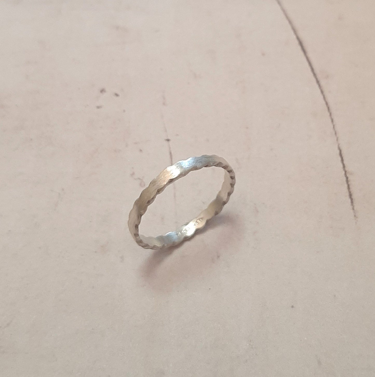 Bague fine en argent massif brossé, une création élégante et minimaliste. L'accessoire parfait pour sublimer votre look au quotidien.
