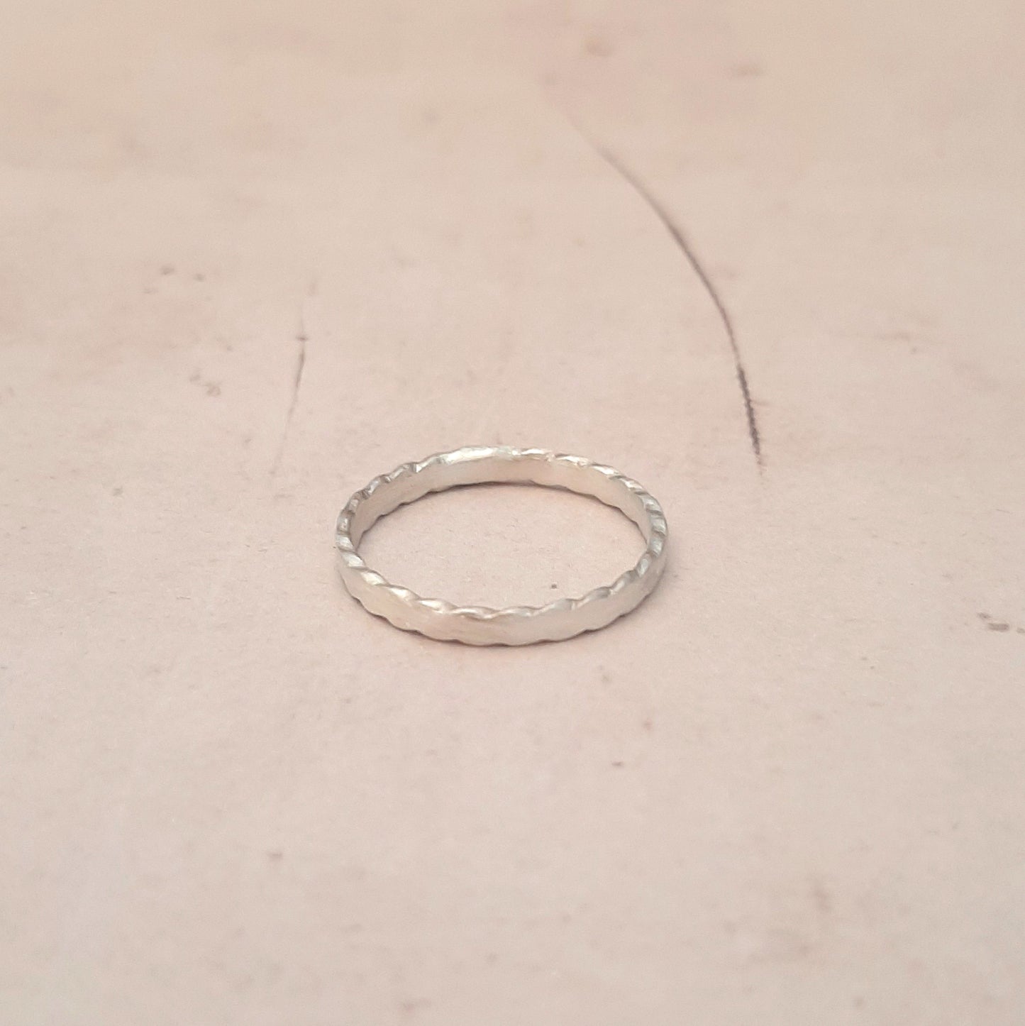 Élégance discrète avec cette bague fine en argent massif brossé, un bijou intemporel pour rehausser votre style en toute subtilité.