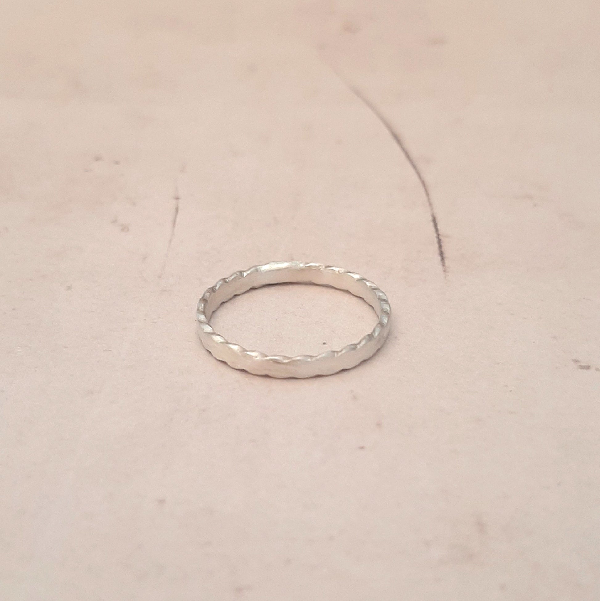 Élégance discrète avec cette bague fine en argent massif brossé, un bijou intemporel pour rehausser votre style en toute subtilité.