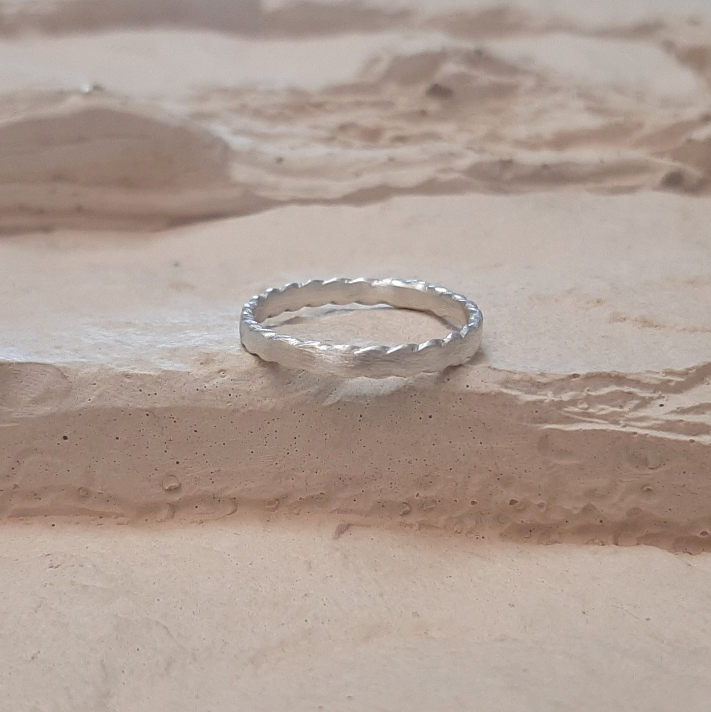 Bague fine en argent massif brossé, alliance moderne et sobre pour un look chic et authentique. Une pièce indispensable à votre collection.