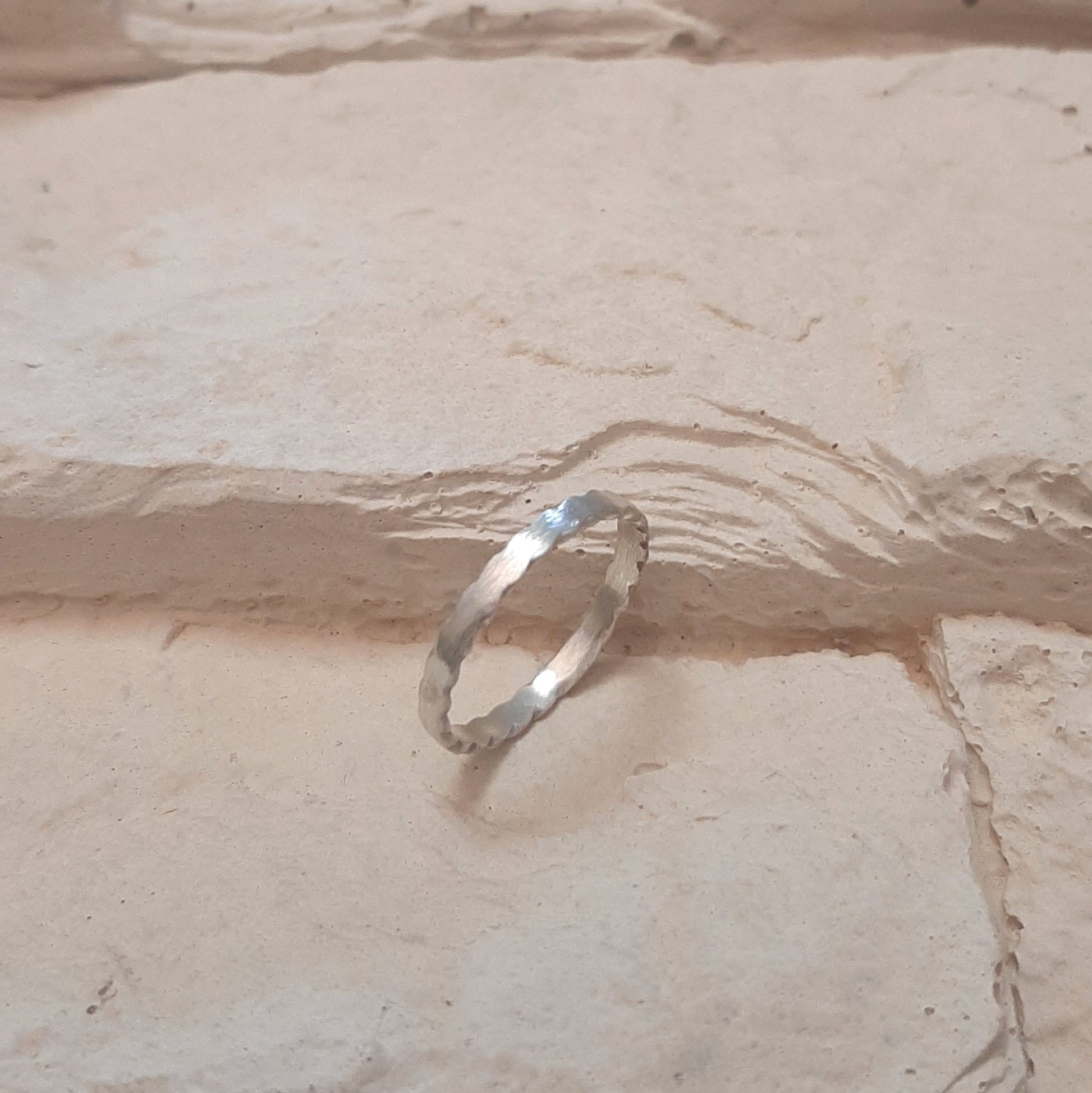 Offrez-vous l'élégance pure avec cette bague fine en argent massif brossé, un bijou discret et original à porter chaque jour.