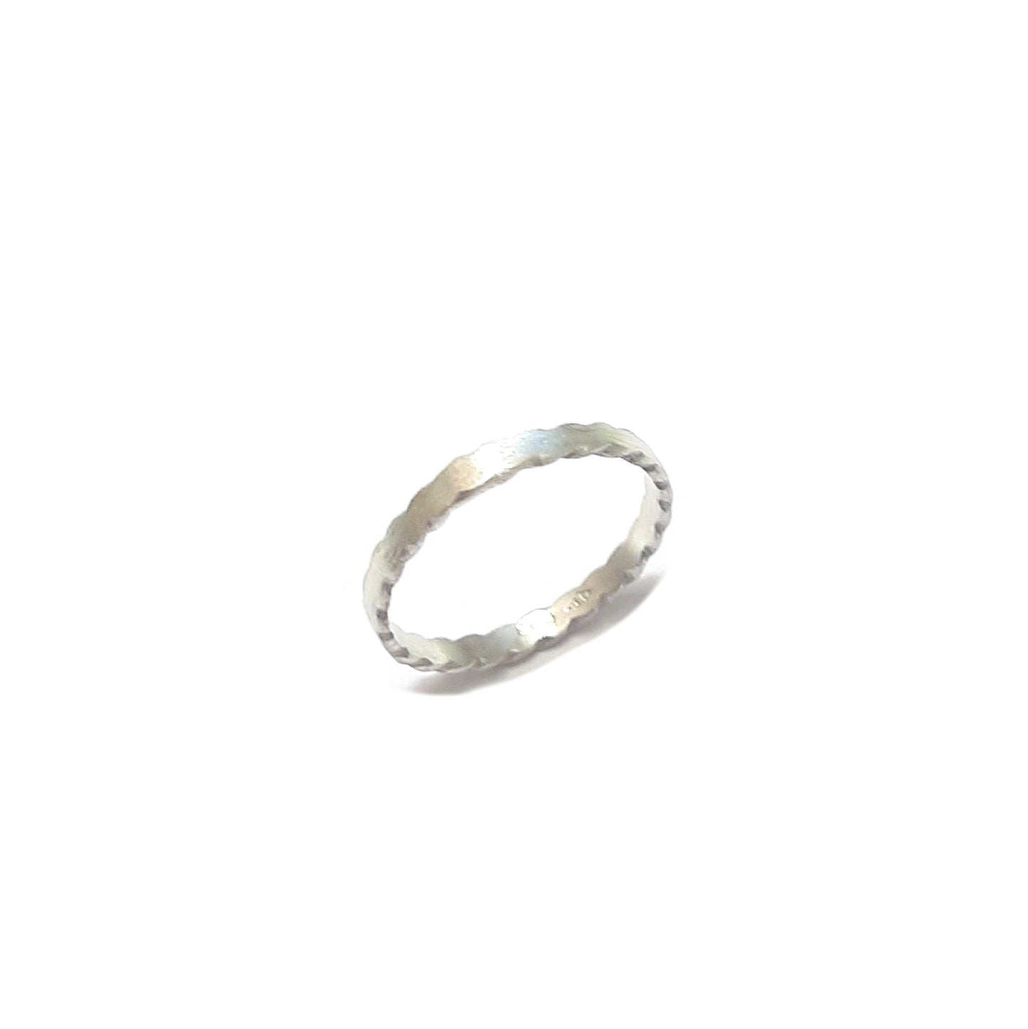 Minimaliste et sophistiquée, cette bague fine en argent massif brossé apporte une touche d'élégance unique à votre style.
