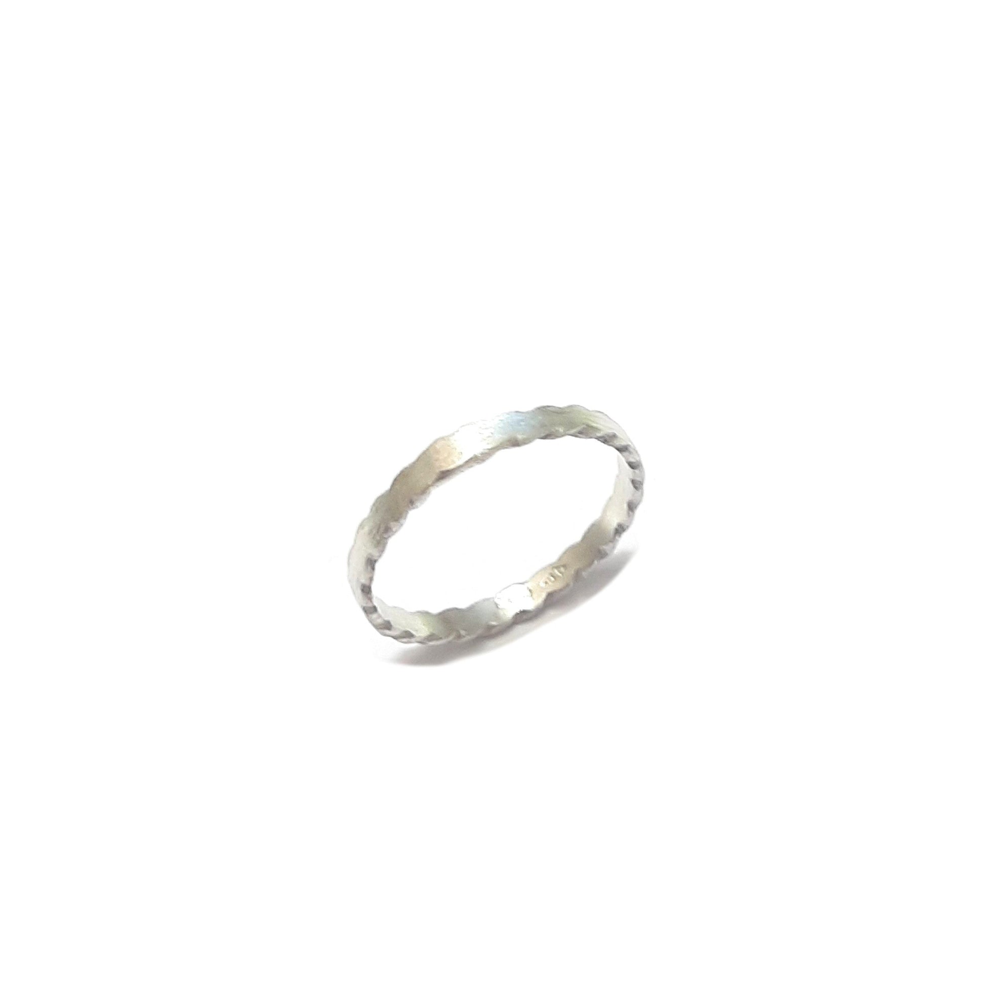Minimaliste et sophistiquée, cette bague fine en argent massif brossé apporte une touche d'élégance unique à votre style.