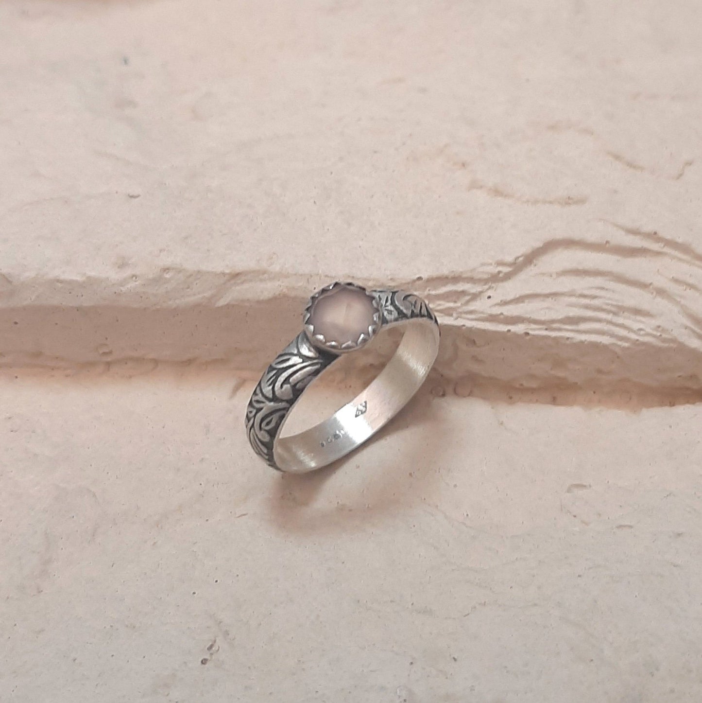 Bague ethnique gravé de fleurs et feuilles avec une pierre en calcédoine rose