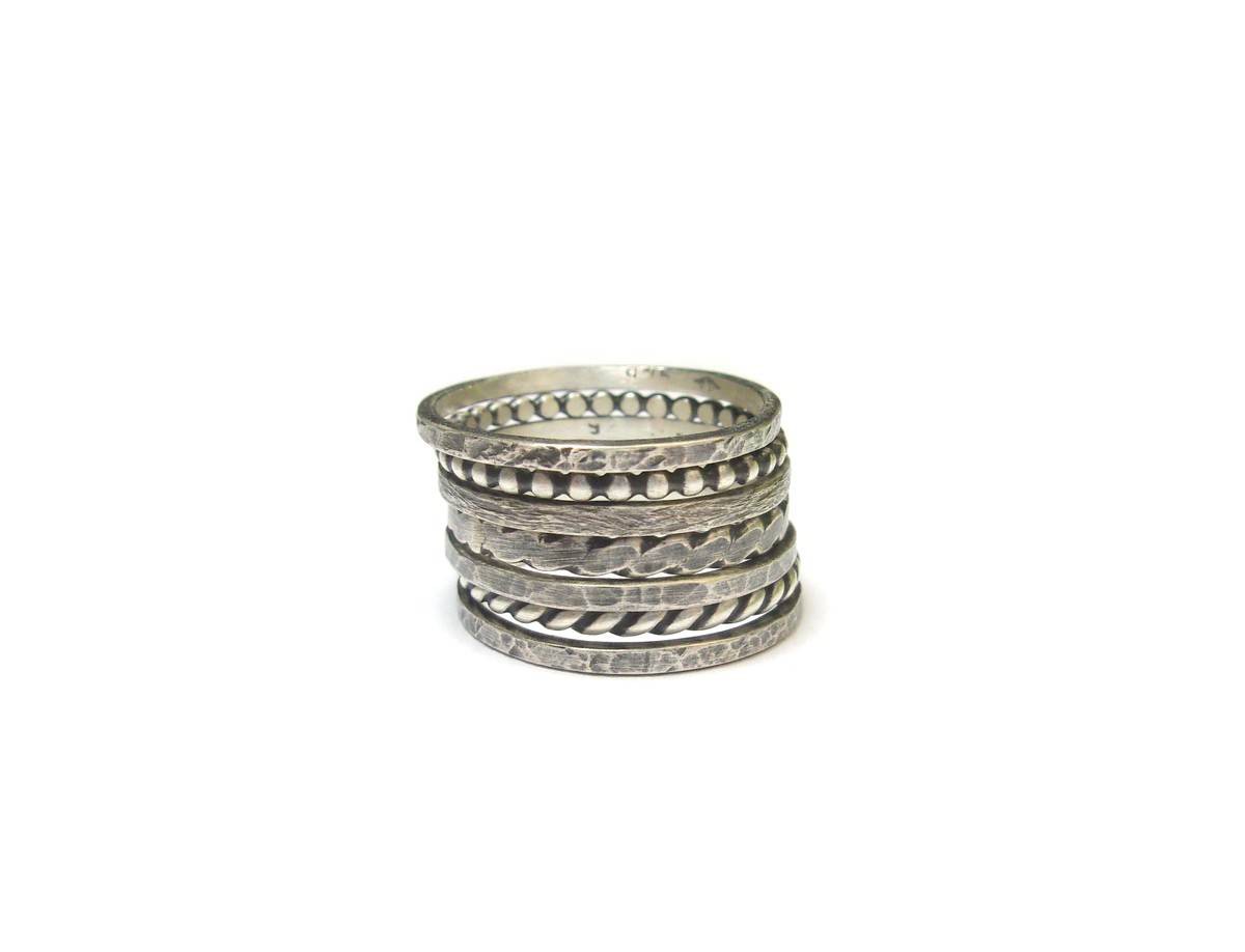 Découvrez notre bague semainier ethnique en argent massif, un bijou artisanal unique, fabriqué en France. Idéale pour ajouter une touche d'élégance à votre look quotidien.