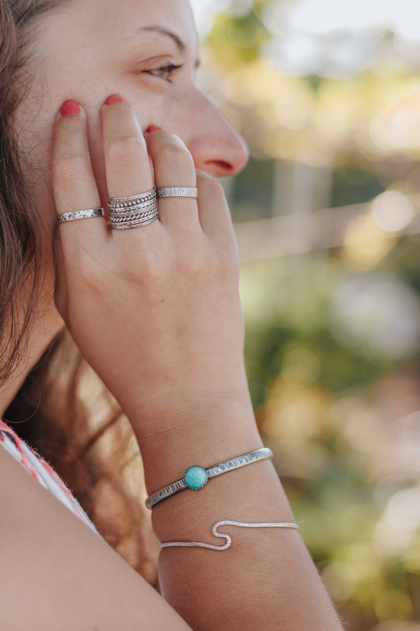 Découvrez notre bague semainier ethnique en argent massif, un bijou artisanal unique, fabriqué en France. Idéale pour ajouter une touche d'élégance à votre look quotidien.