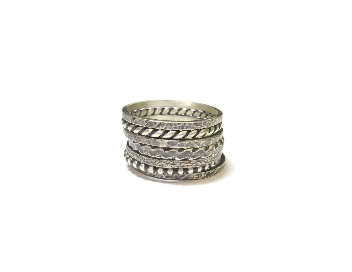 Découvrez notre bague semainier ethnique en argent massif, un bijou artisanal unique, fabriqué en France. Idéale pour ajouter une touche d'élégance à votre look quotidien.