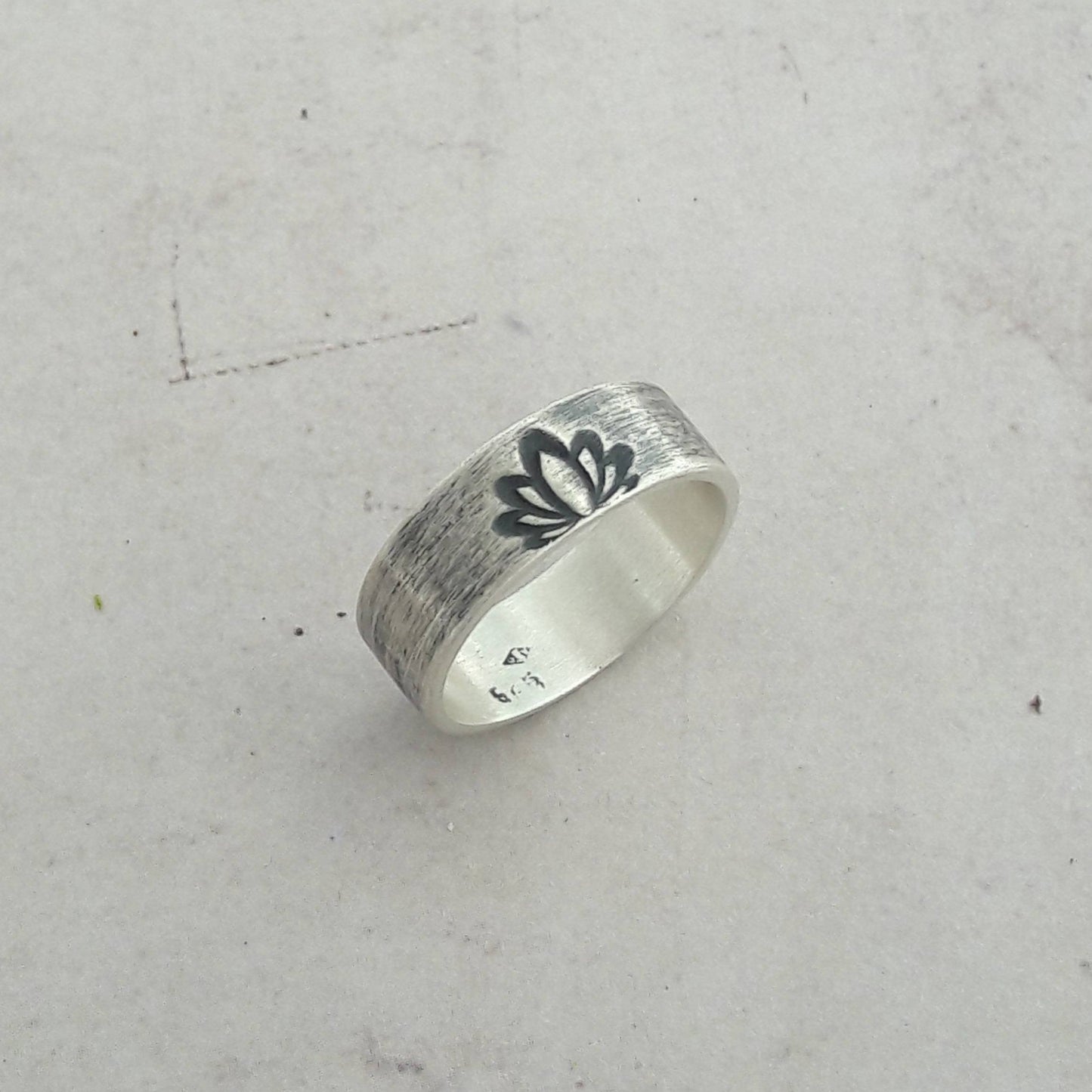bague unisexe en argent massif avec une fleur de lotus gravé