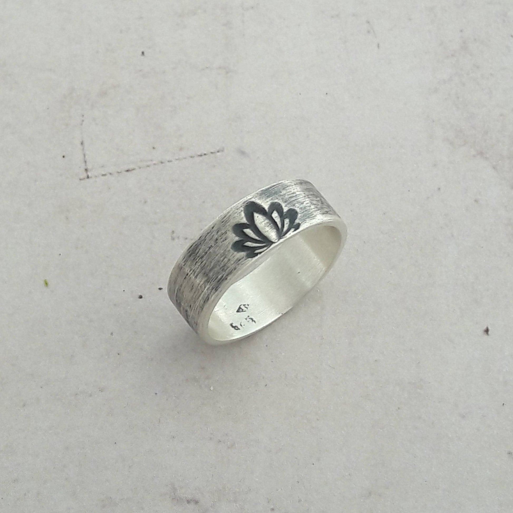 bague unisexe en argent massif avec une fleur de lotus gravé