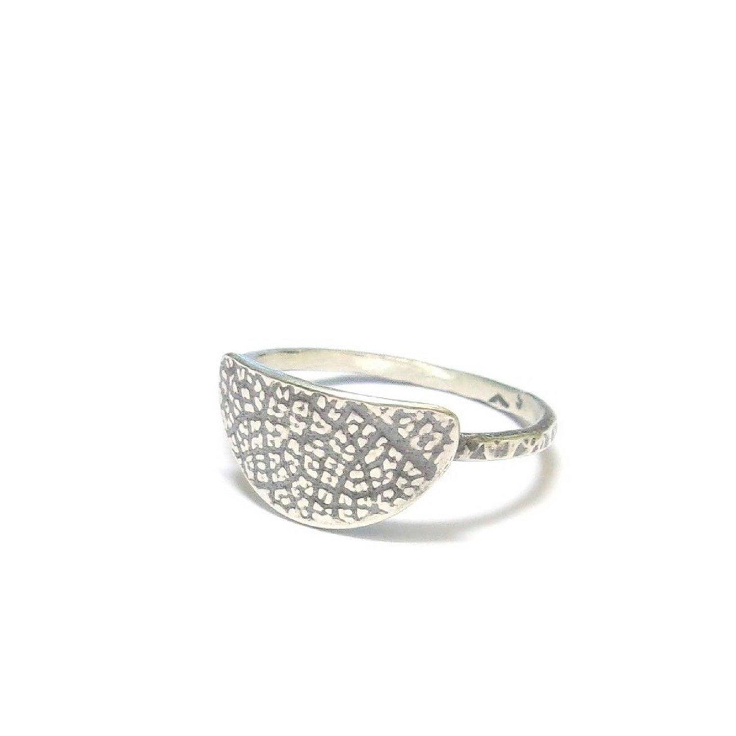 bague pour femme en argent massif avec une empreinte de feuille de passiflora