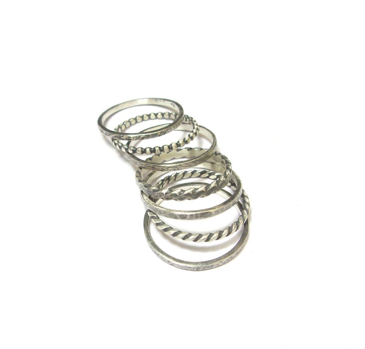 Découvrez notre bague semainier ethnique en argent massif, un bijou artisanal unique, fabriqué en France. Idéale pour ajouter une touche d'élégance à votre look quotidien. Bagues empilables.