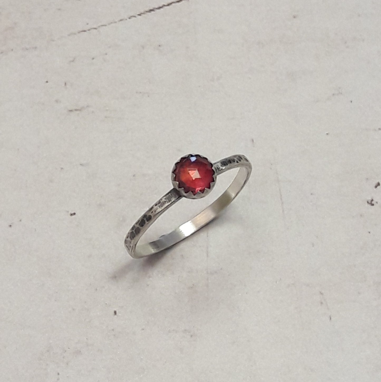 bague en ethnique en argent 925 avec une pierre de grenat