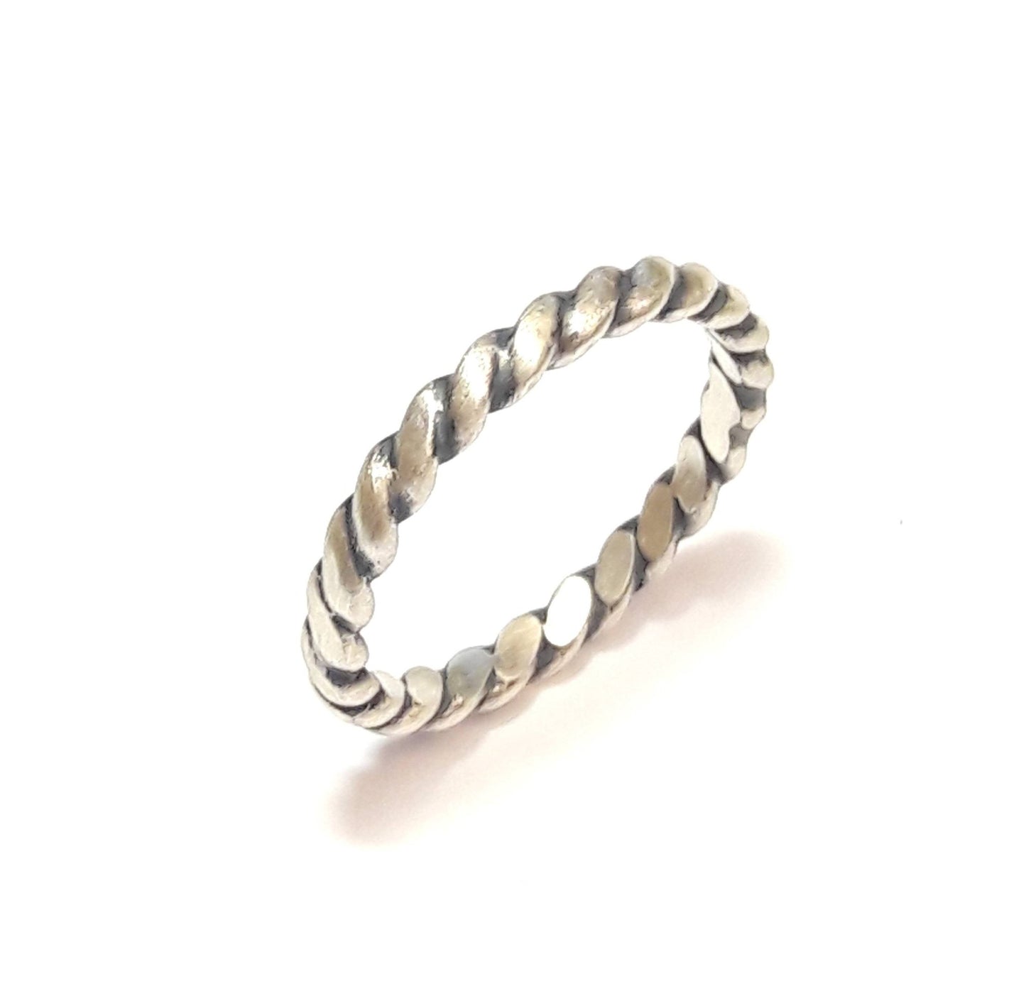 Bague torsadée fabriquée en argent massif patiné, alliant élégance et rusticité. Son design artisanal offre une touche d'originalité tout en restant intemporel, convenant aussi bien aux hommes qu'aux femmes. Avec une largeur d’environ 2,6 mm, ce bijou distinctif reflète une esthétique authentique, parfaite pour symboliser un engagement, une amitié, ou pour offrir à quelqu'un qui apprécie les pièces uniques et pleines de caractère.