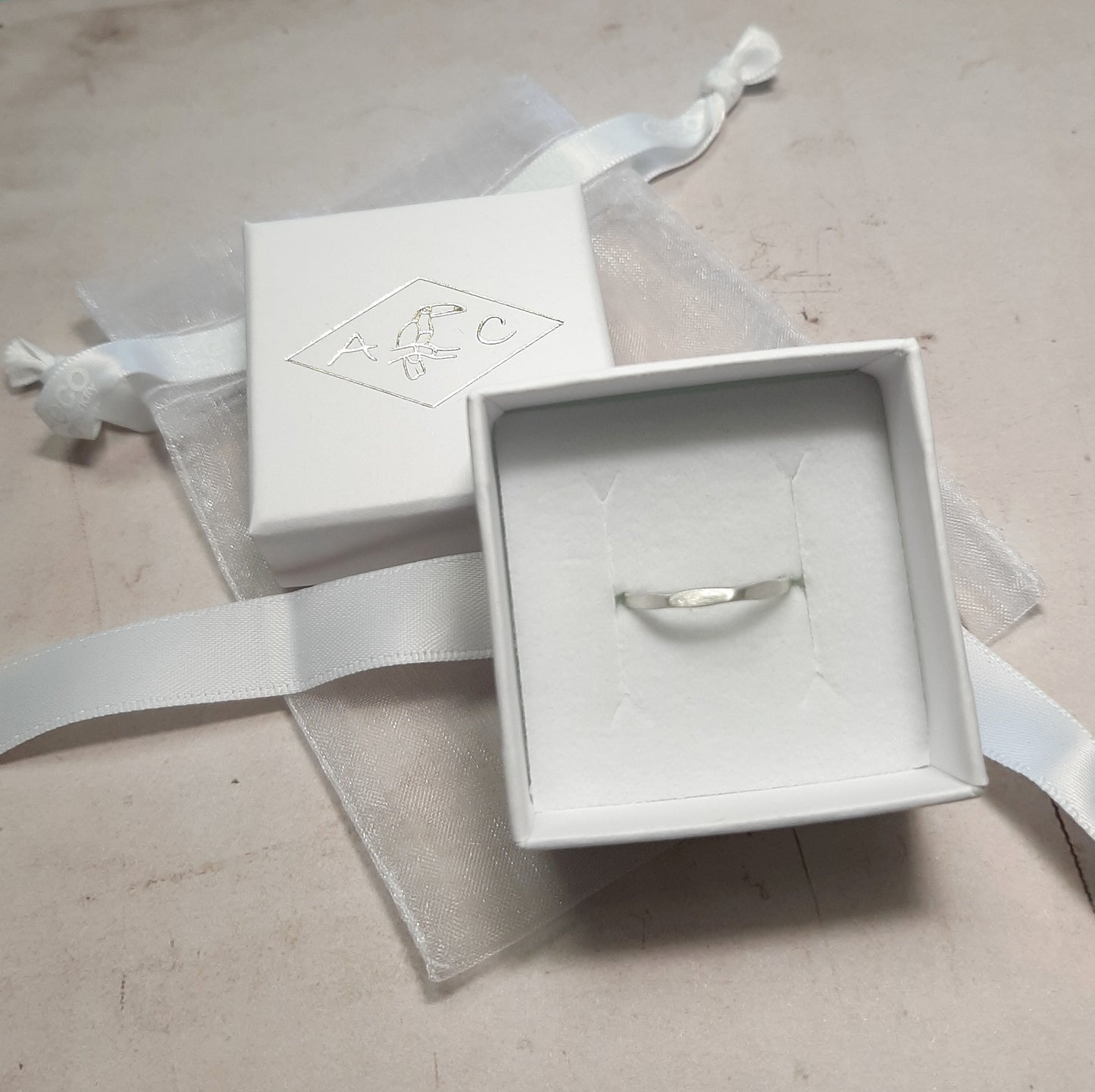 Bague anneau brossé en ARGENT 925. Elle est très fine et légère. La tendance est à l'accumulation, n'hésitez pas à les superposer!