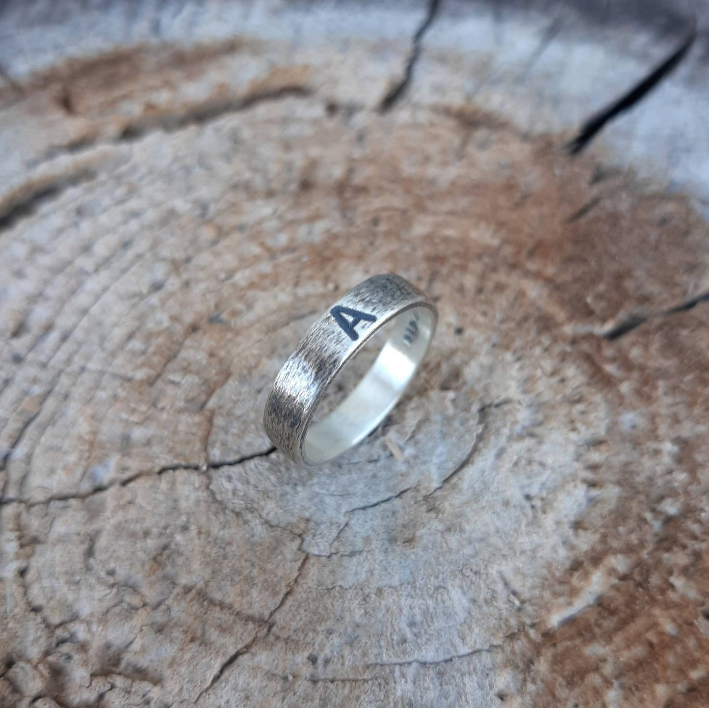 Bague en argent massif patiné gravée d'une lettre majuscule. Bague personnalisable.