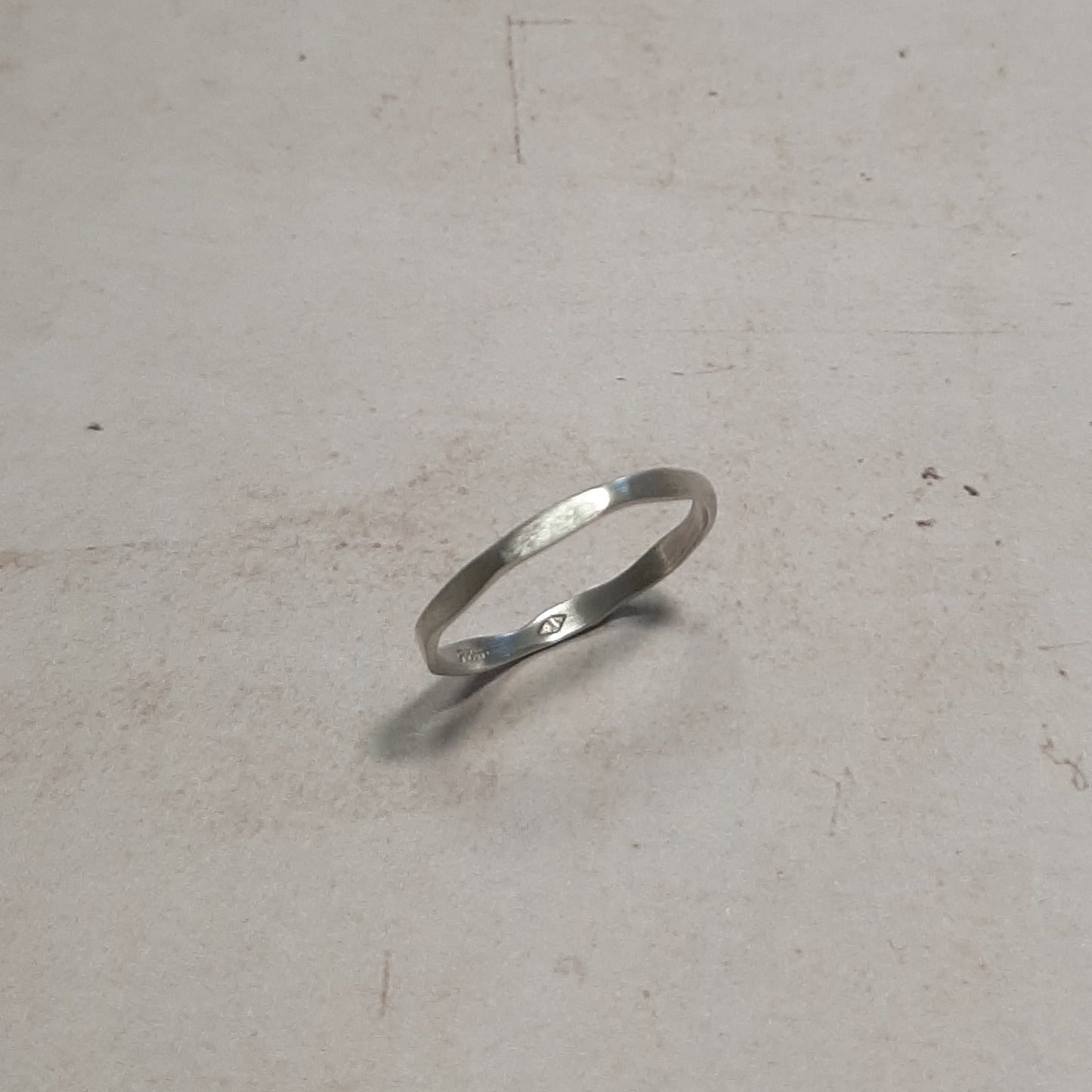 Bague fine en argent massif pour femme ou fille.