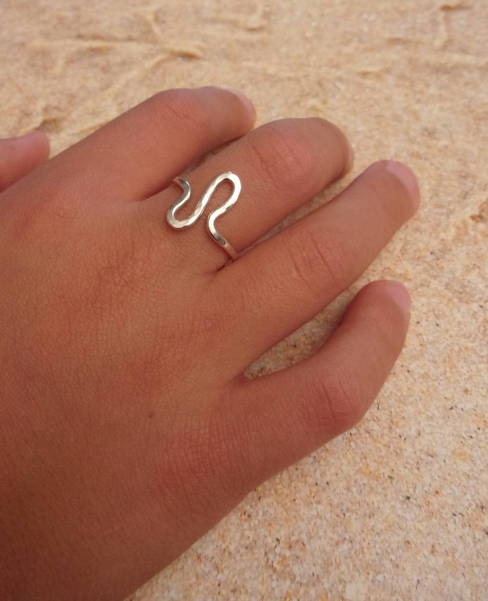 Cette bague en argent massif martelé présente une texture unique obtenue grâce à un travail artisanal minutieux. Conçue avec un argent de haute qualité, elle offre une durabilité exceptionnelle et un éclat durable. Sa largeur de 1,5 mm en fait un accessoire discret, élégant, et raffiné.