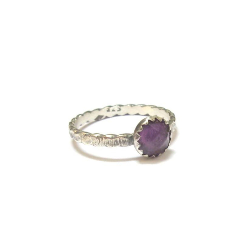 Bague ethnique pour femme en argent massif avec une pierre en améthyste