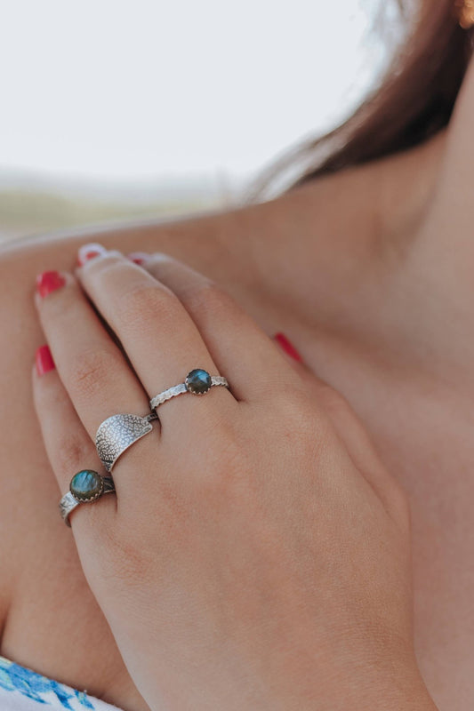 Bague ethnique pour femme en argent massif avec une pierre en labradorite