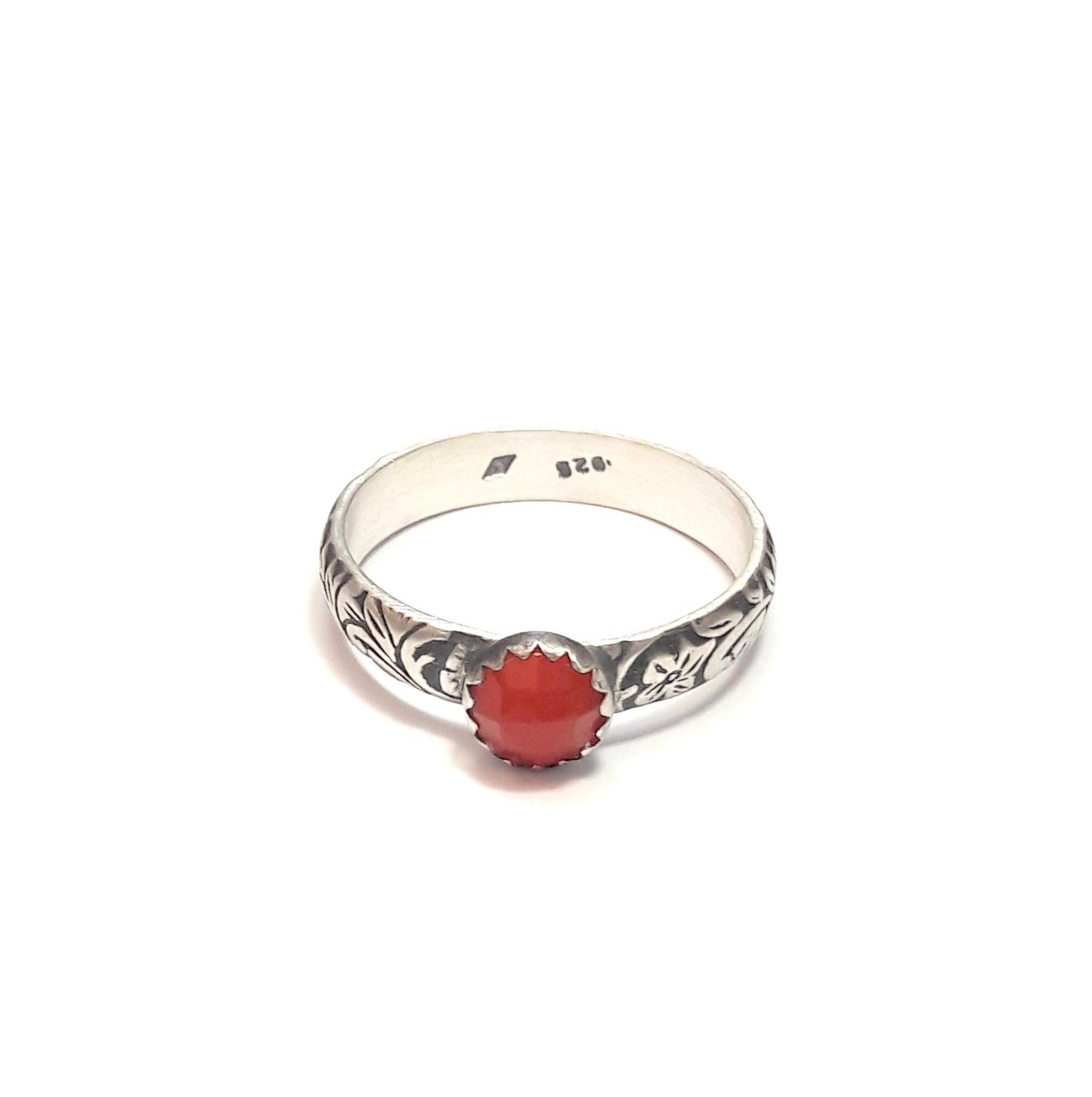 Bague artisanal en argent massif, orné d'une pierre de cornaline, connue pour ses propriétés énergisantes et protectrices. Son design ethnique unique est inspiré de la nature, avec des motifs gravés à la main. Parfaite pour les amateurs de bijoux faits main et d'artisanat de qualité, cette bague allie élégance et spiritualité, idéale pour un look boho-chic. Chaque pièce est fabriquée sur commande, garantissant une attention aux détails.
