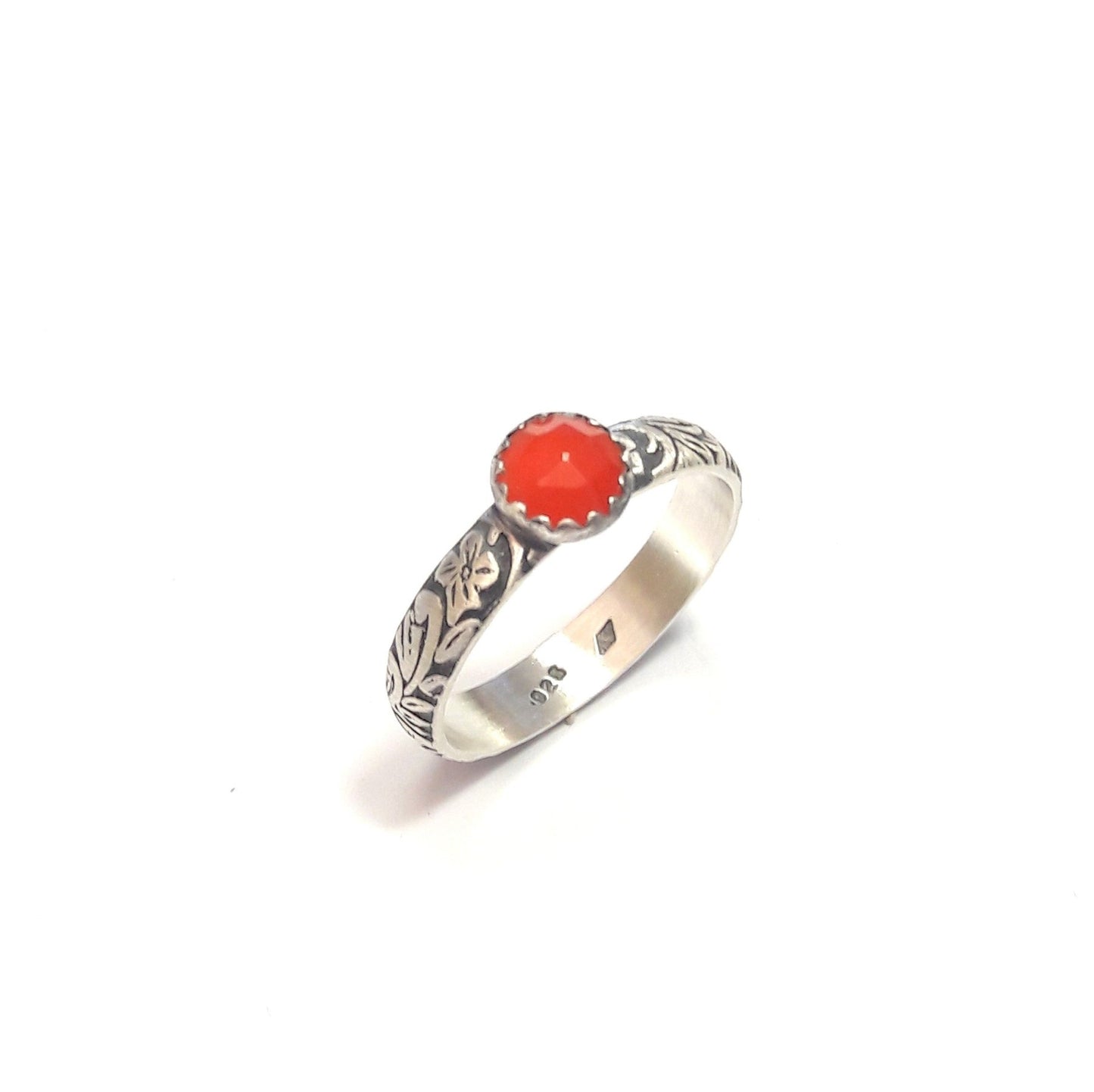 Bague artisanal en argent massif, orné d'une pierre de cornaline, connue pour ses propriétés énergisantes et protectrices. Son design ethnique unique est inspiré de la nature, avec des motifs gravés à la main. Parfaite pour les amateurs de bijoux faits main et d'artisanat de qualité, cette bague allie élégance et spiritualité, idéale pour un look boho-chic. Chaque pièce est fabriquée sur commande, garantissant une attention aux détails.