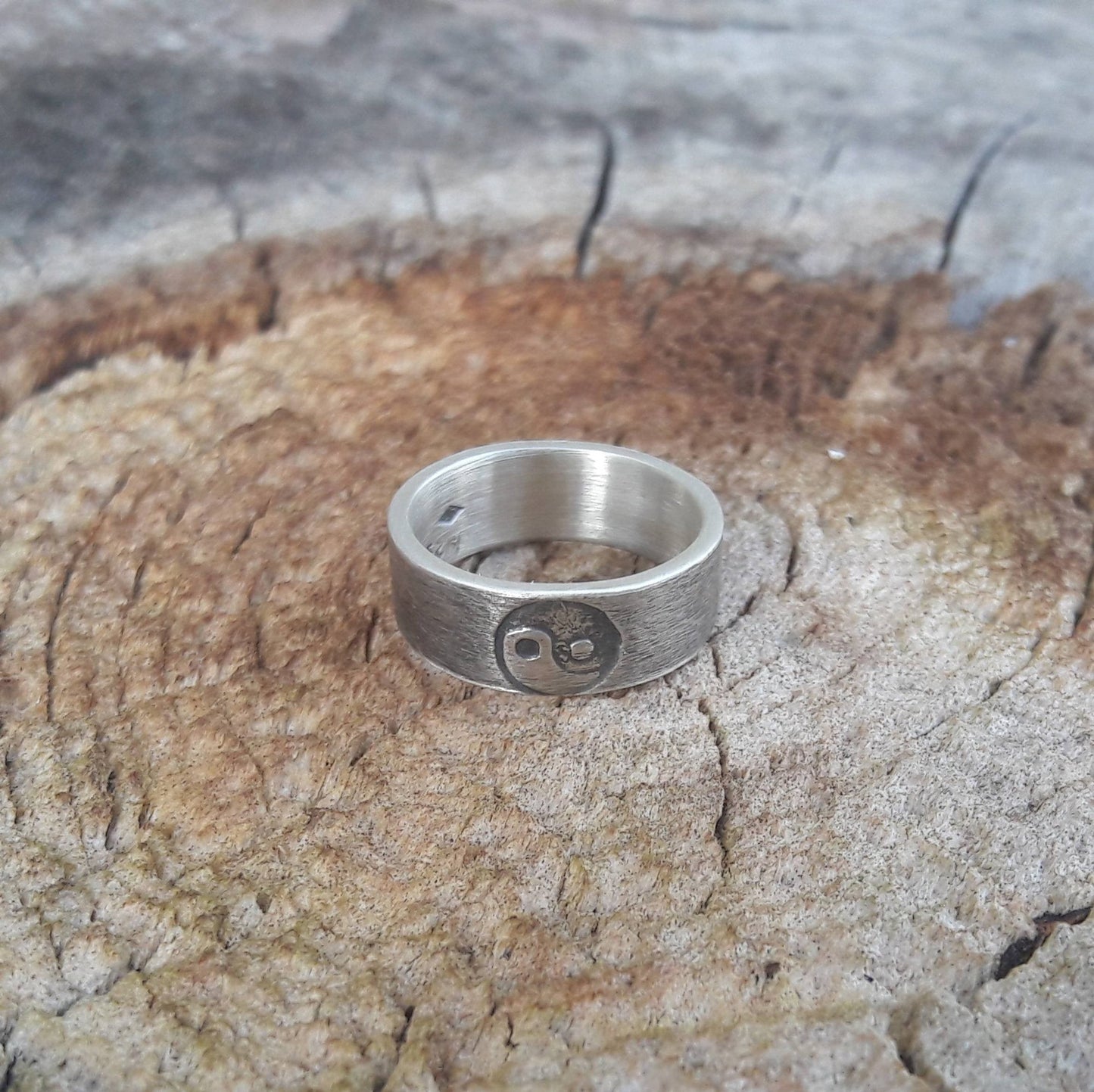 Découvrez la bague ethnique en argent massif avec le symbole Yin Yang gravé, un bijou artisanal unisexe qui incarne l'harmonie et l'équilibre. Fabriquée en France, cette pièce unique allie élégance et spiritualité, idéale pour un style à la fois tendance et significatif. Parfait pour les amateurs de symboles ancestraux et de bijoux de qualité.