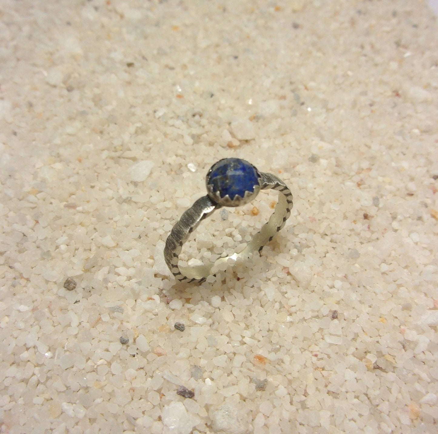 Bague ethnique fait main en argent massif patiné et pierres naturelles: lapis-lazuli.